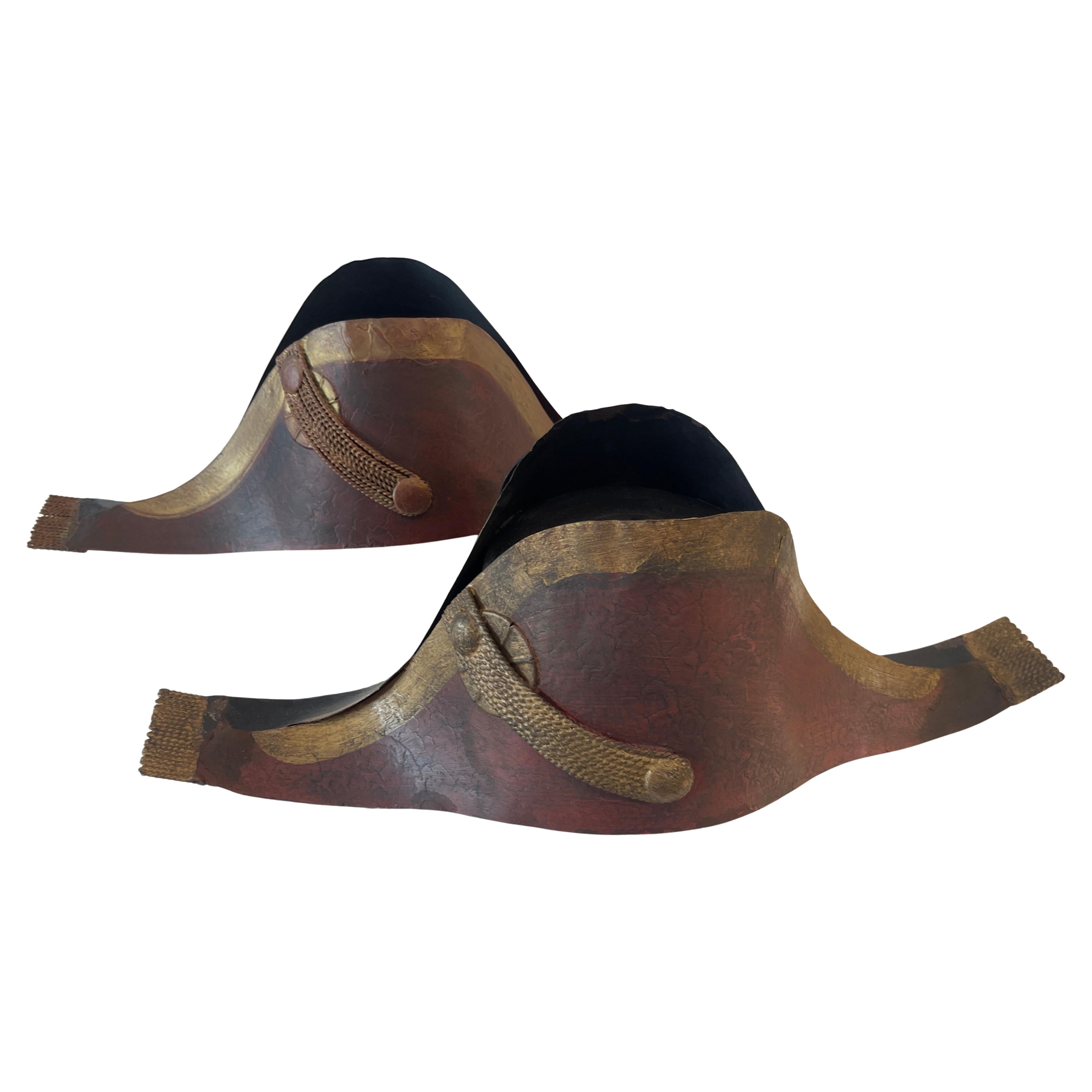 Coppia di applique con cappelli napoleonici in tole rosse