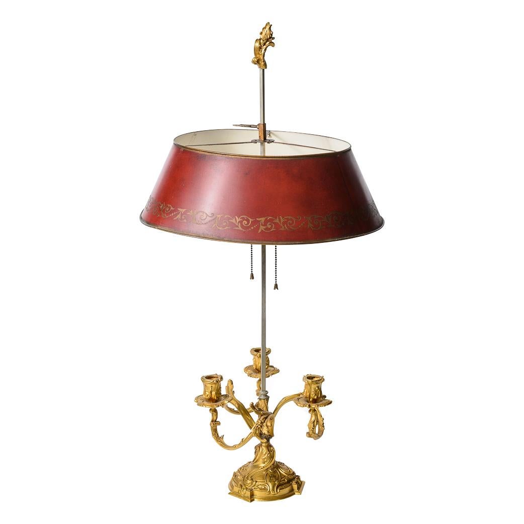 Este es un buen ejemplo de un par de relojes franceses Antique , C.1850, Tole Rojo, estilo Rocaille  Dore Bronce  Lámparas Bouillotte.
Este par lleva el escudo de armas de los propietarios originales, véase la foto.
El escudo de armas indica que se