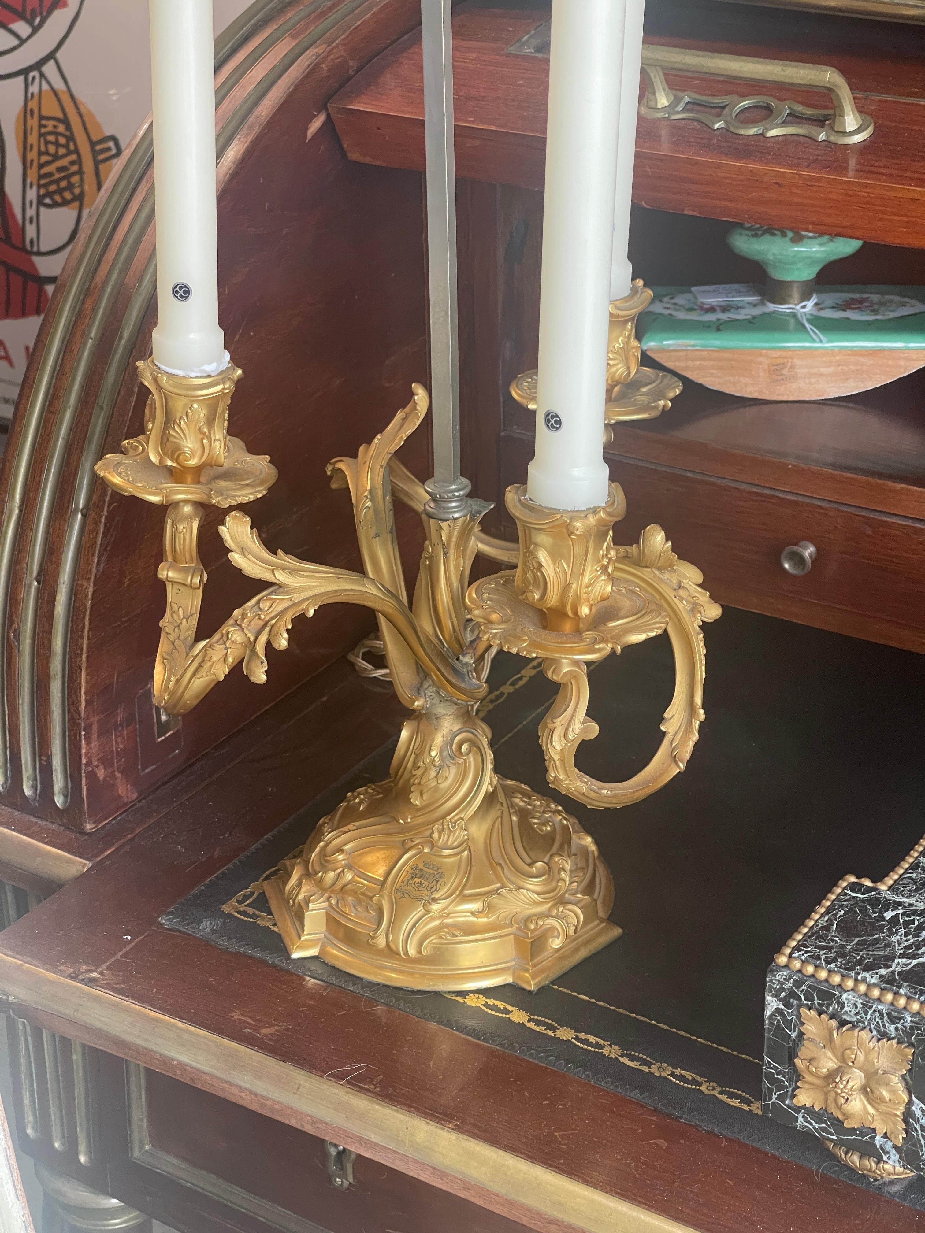 Par de  Tole Rojo, Rocaille Dore Bronce  Lámparas Bouillotte,  (1852-1870) Francés en venta