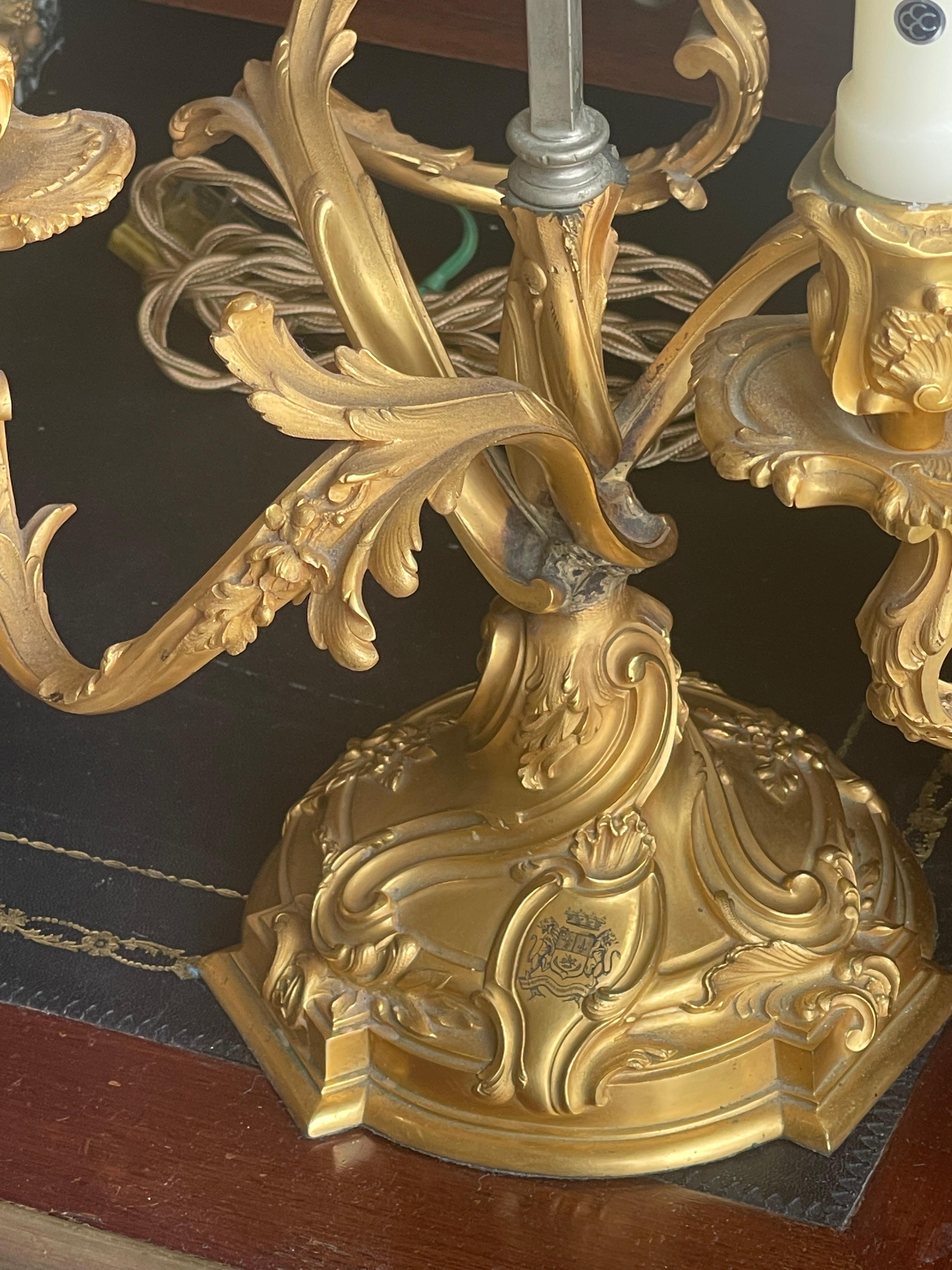 Par de  Tole Rojo, Rocaille Dore Bronce  Lámparas Bouillotte,  (1852-1870) en Bueno estado para la venta en West Palm Beach, FL
