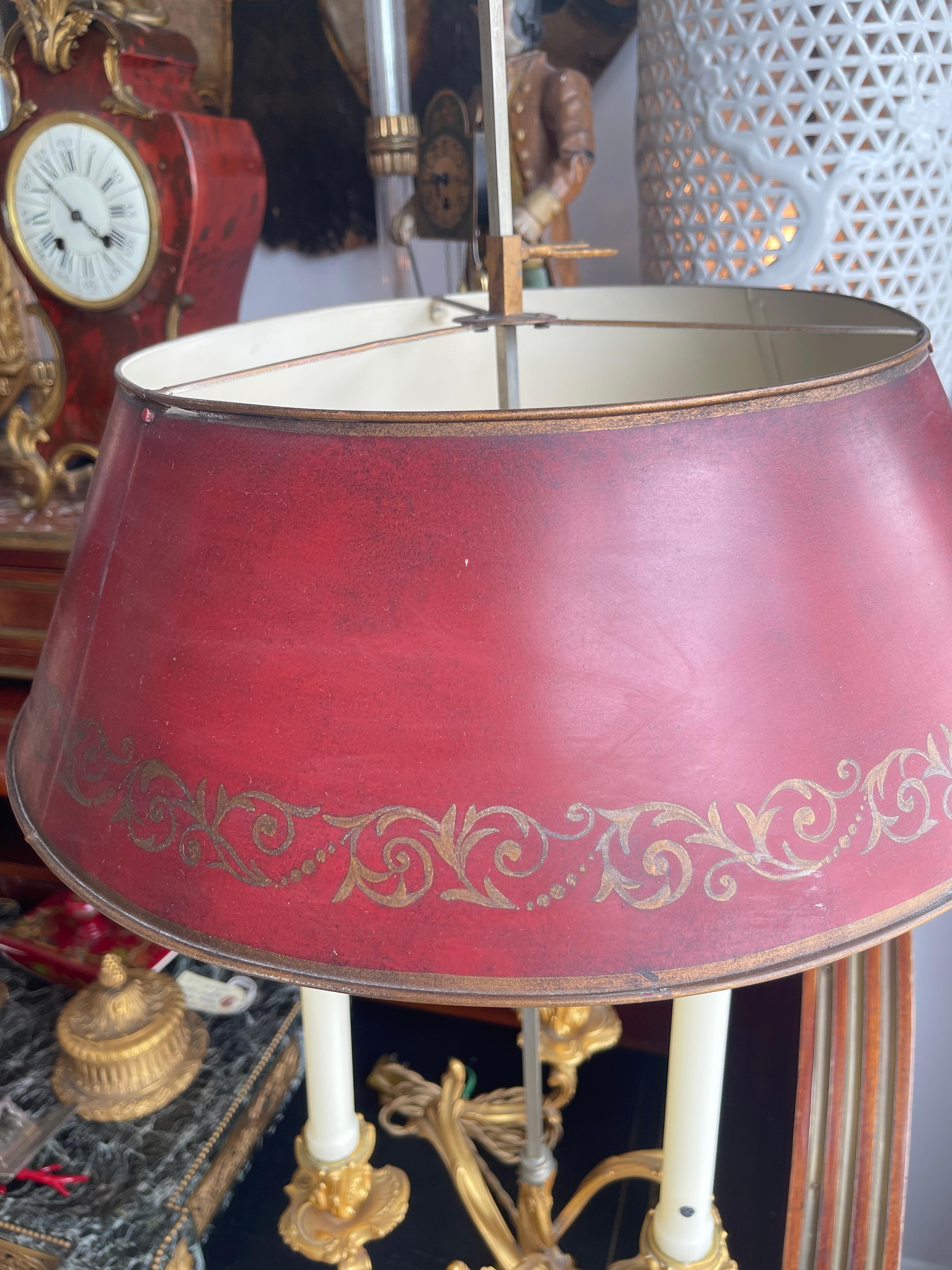 Par de  Tole Rojo, Rocaille Dore Bronce  Lámparas Bouillotte,  (1852-1870) Mediados del siglo XIX en venta