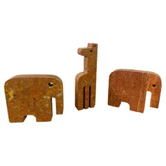 Paar Buchstützen aus rotem Travertin mit Elefantenmuster und einer Giraffenfigur