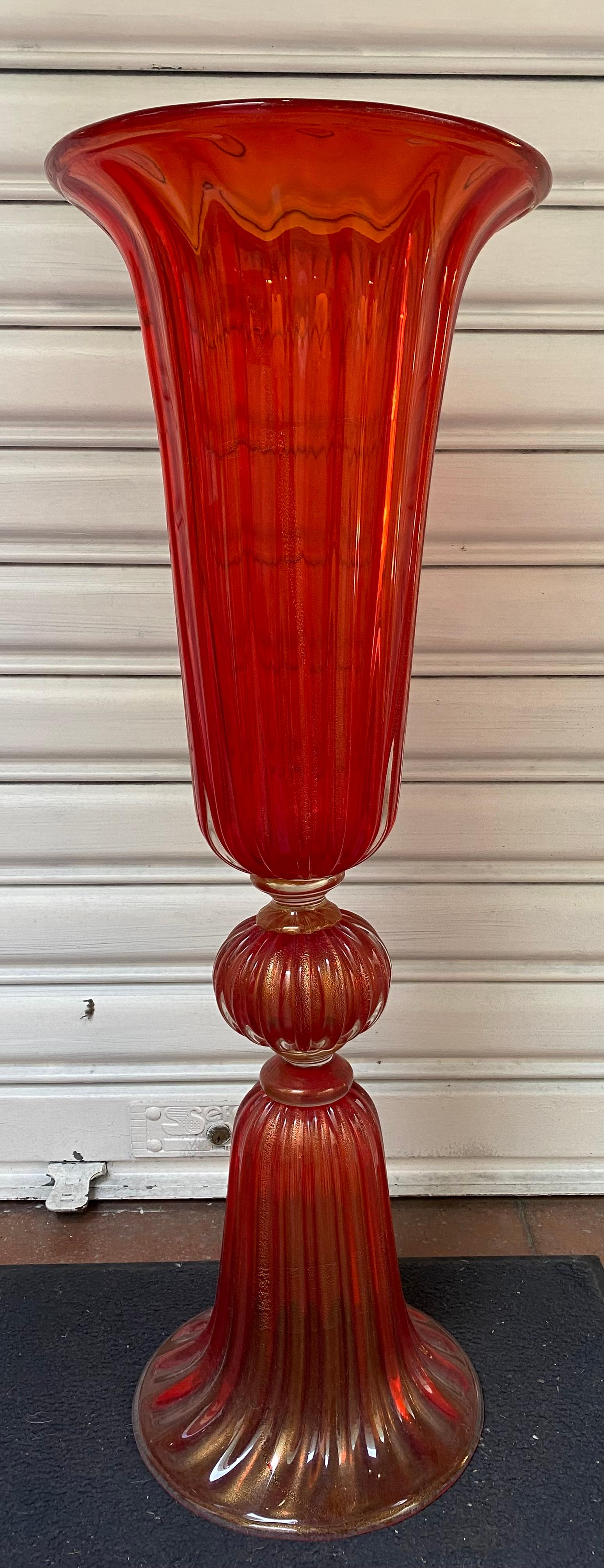 Red vase in Murano glass.
Circa 1970.
Dimensions : H94 x ø33cm 
Ref : C/1819/35
In excellent condition