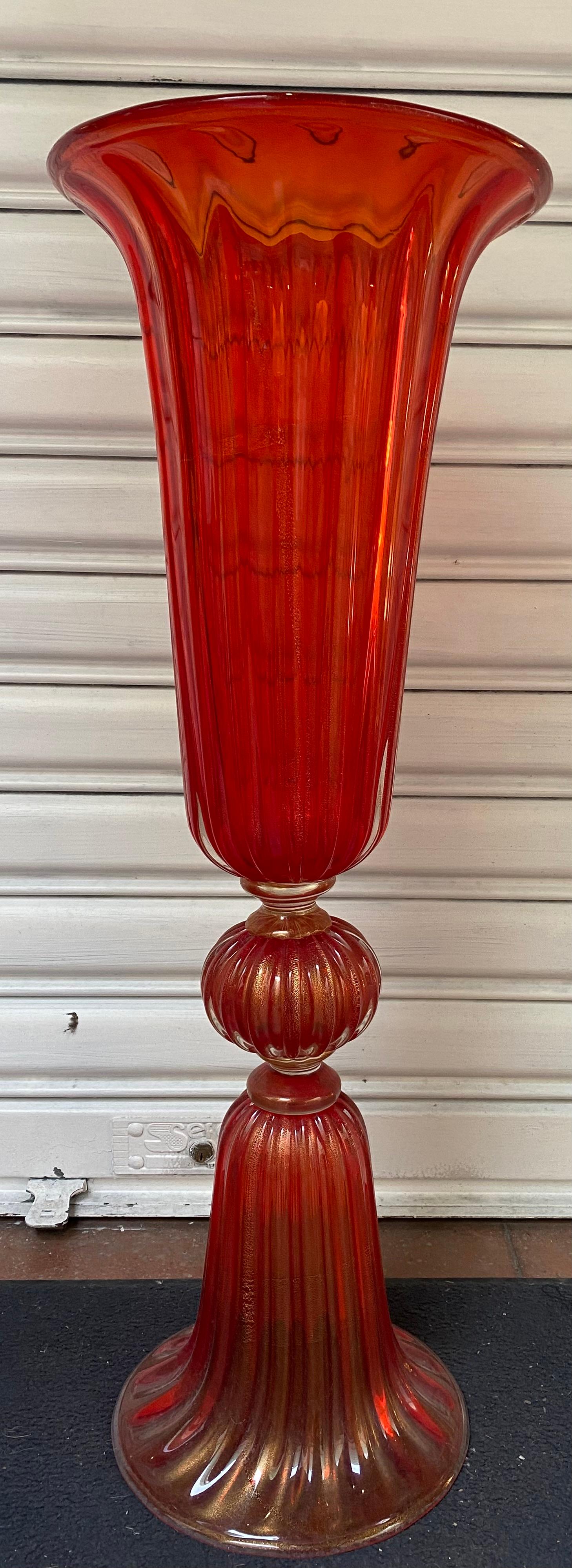 Red Vase in Murano Glass, circa 1970 In Excellent Condition For Sale In Saint ouen, FR