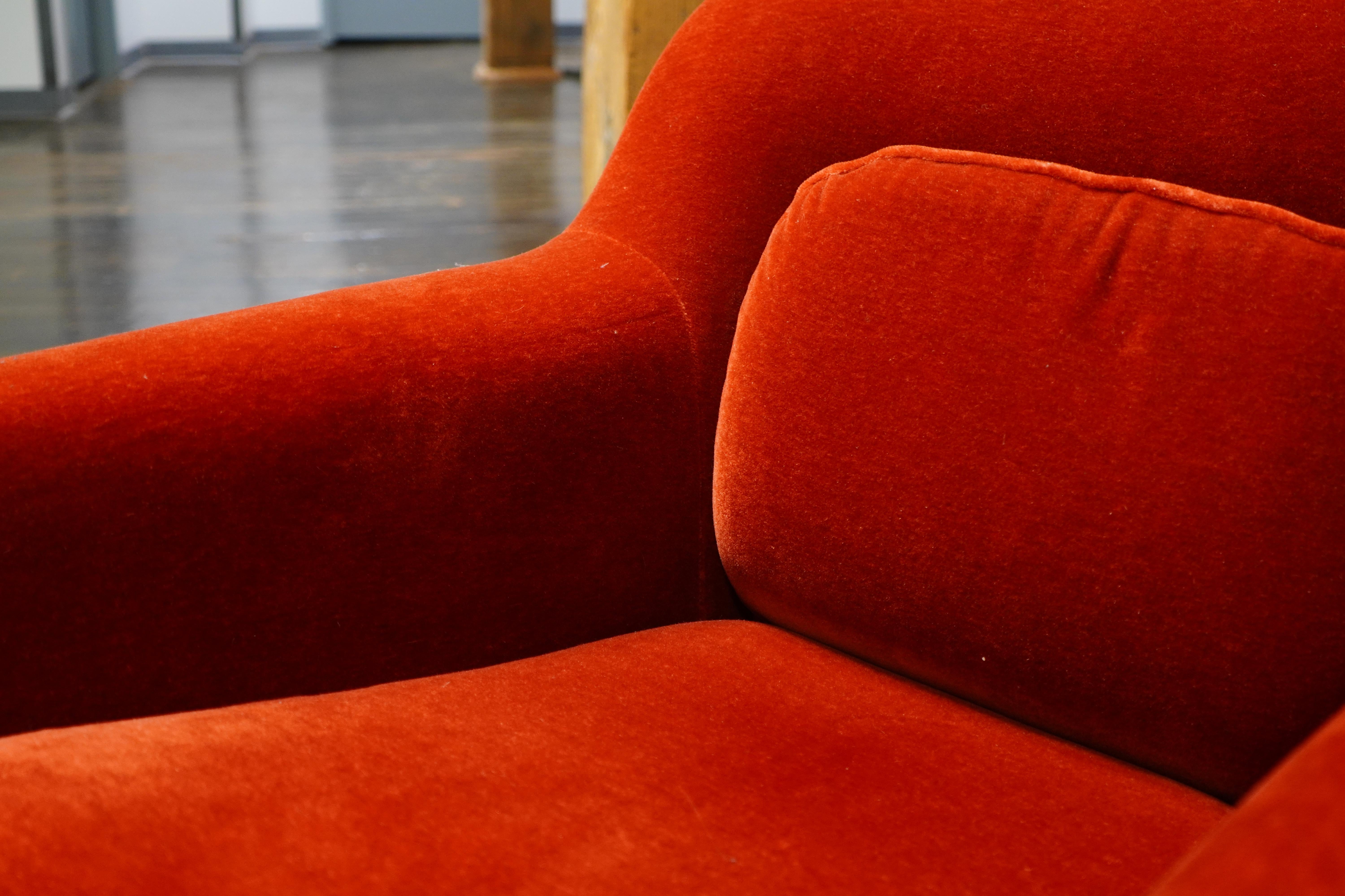Pair of Red Velvet 1315 Lounge Chairs Attributed to Bill Stephens for Knoll For Sale 4