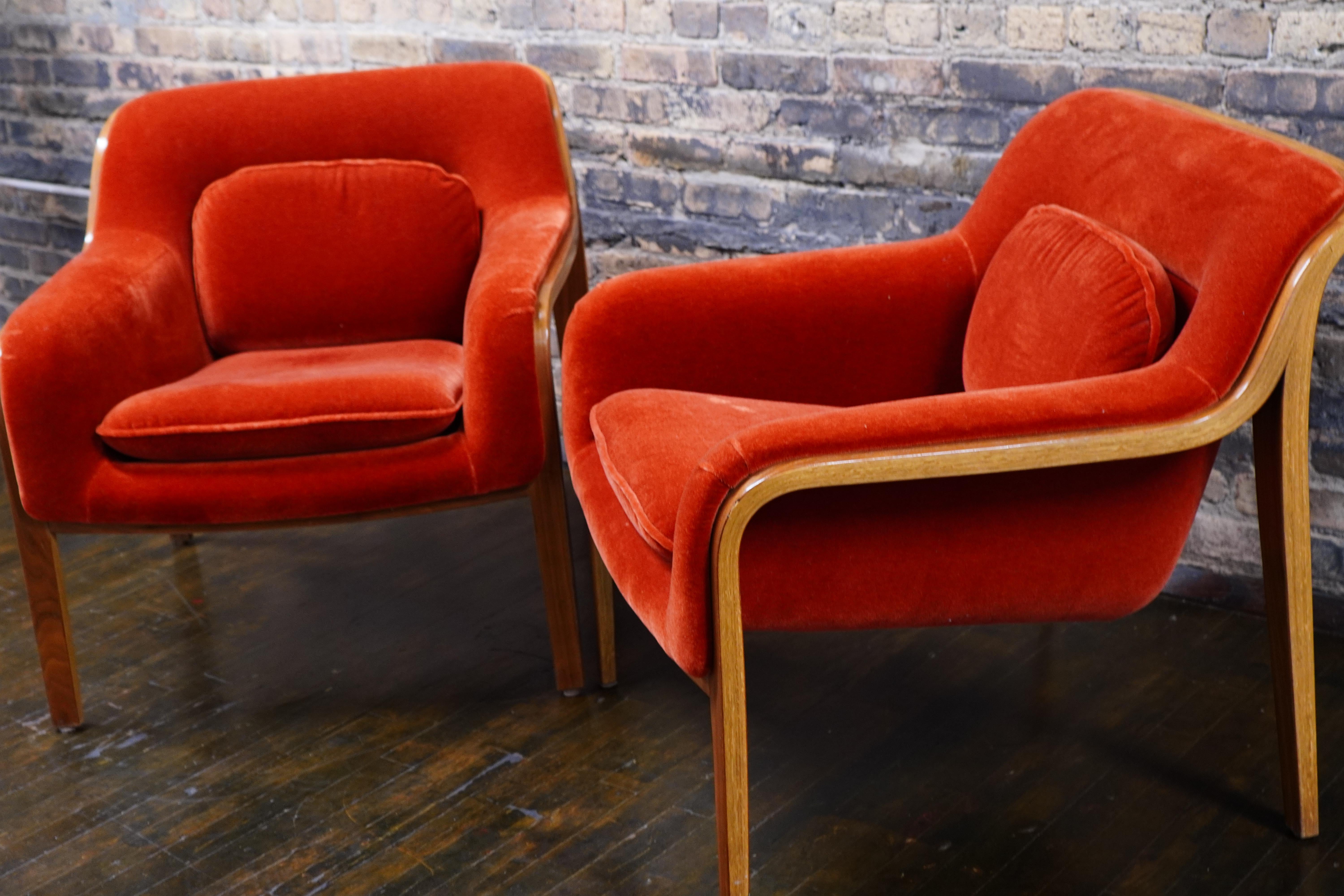 American Pair of Red Velvet 1315 Lounge Chairs Attributed to Bill Stephens for Knoll For Sale