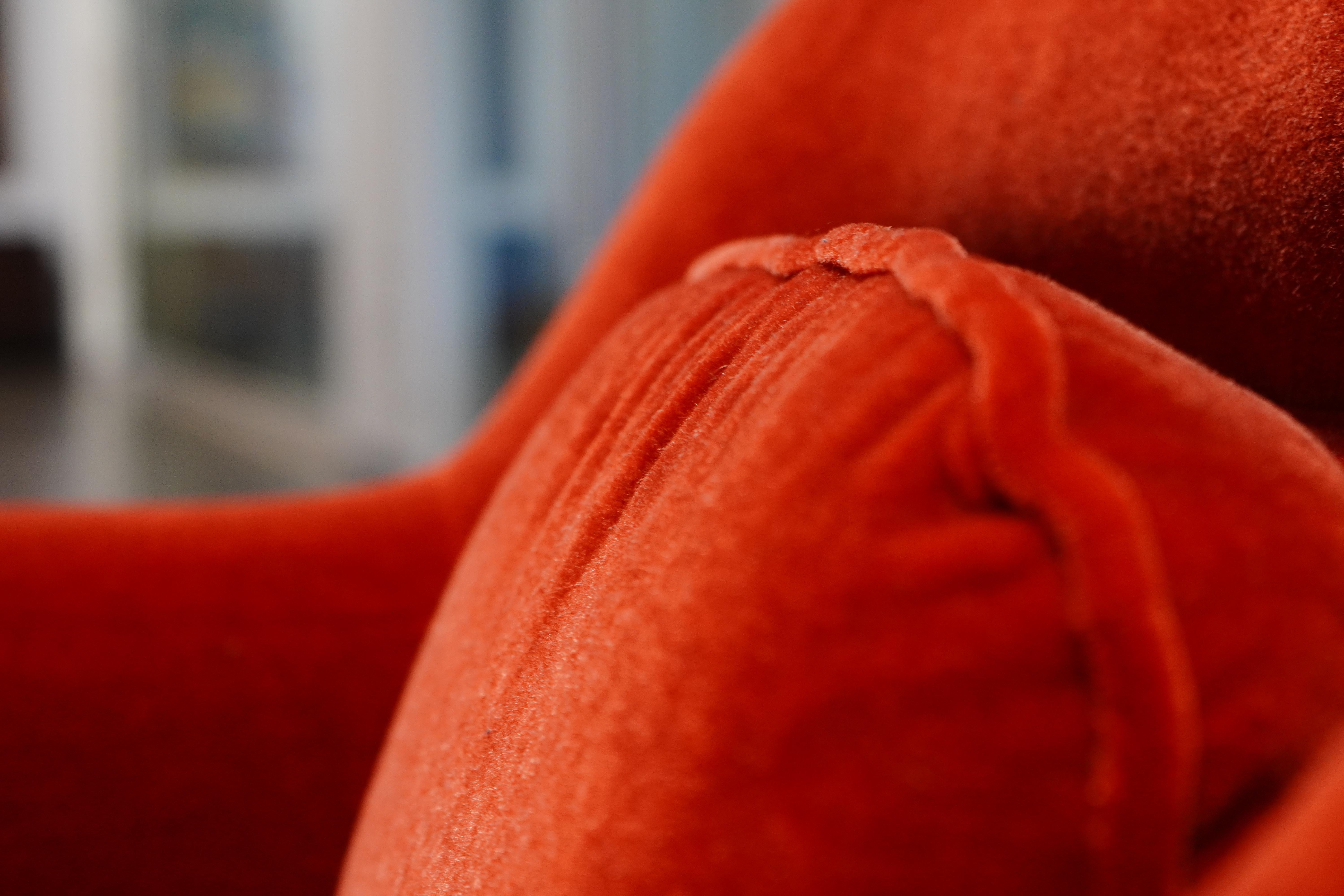 Pair of Red Velvet 1315 Lounge Chairs Attributed to Bill Stephens for Knoll In Good Condition For Sale In Chicago, IL