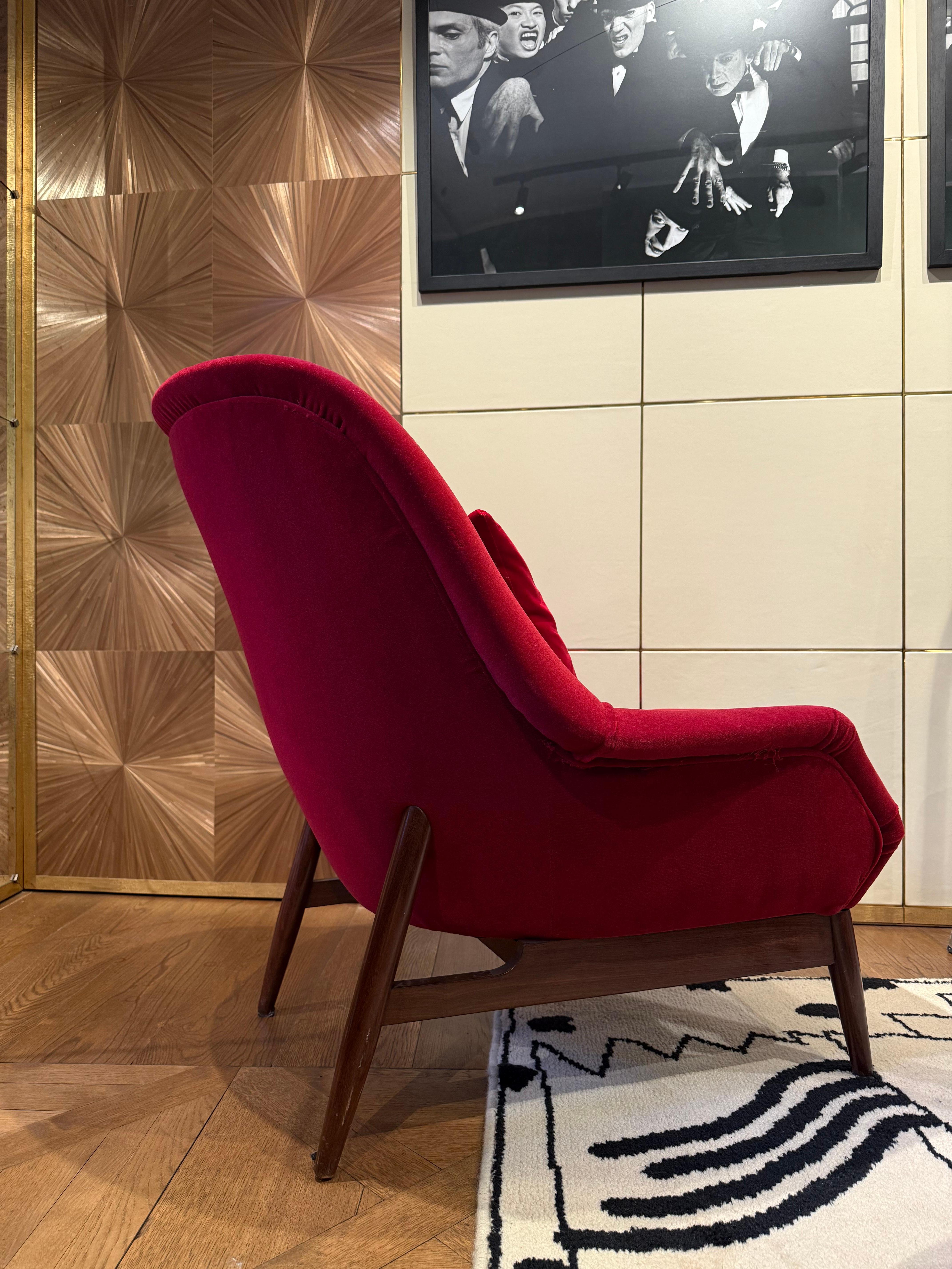 Pair of Red Velvet Upholstered Armchairs by ISA Bergamo, Italy, with Cushions (Mitte des 20. Jahrhunderts) im Angebot