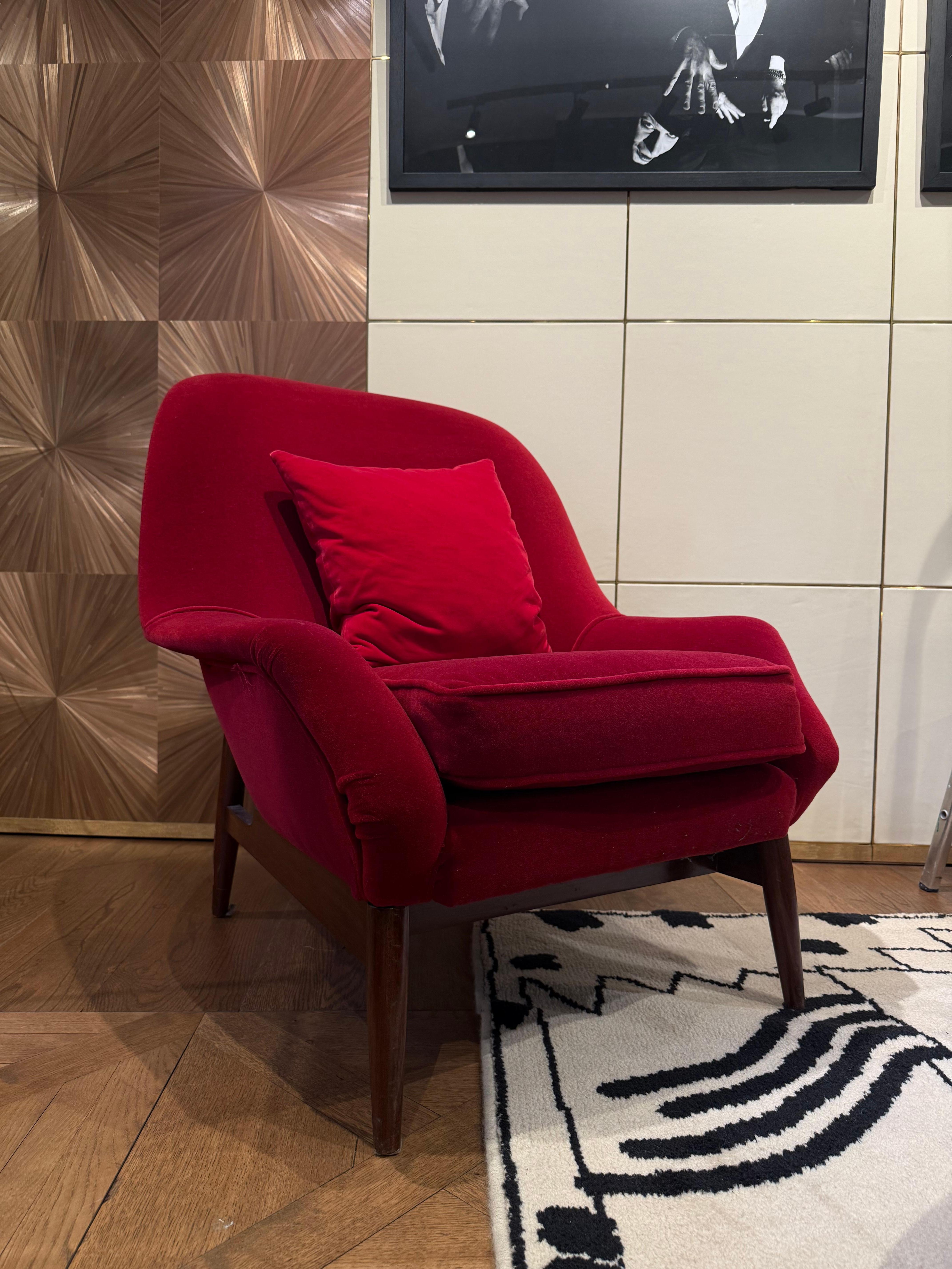 Pair of Red Velvet Upholstered Armchairs by ISA Bergamo, Italy, with Cushions (Samt) im Angebot