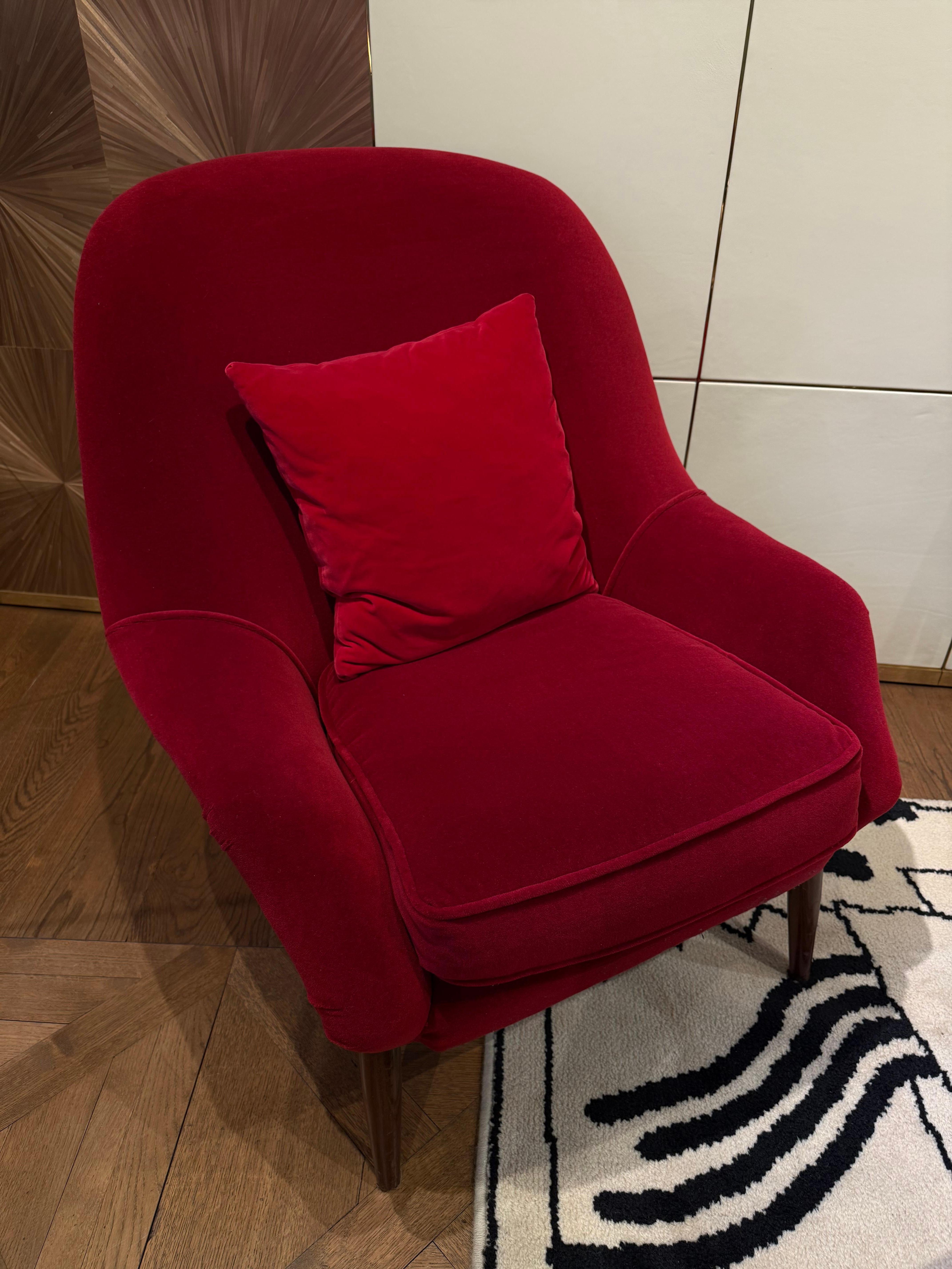 Pair of Red Velvet Upholstered Armchairs by ISA Bergamo, Italy, with Cushions im Angebot 1