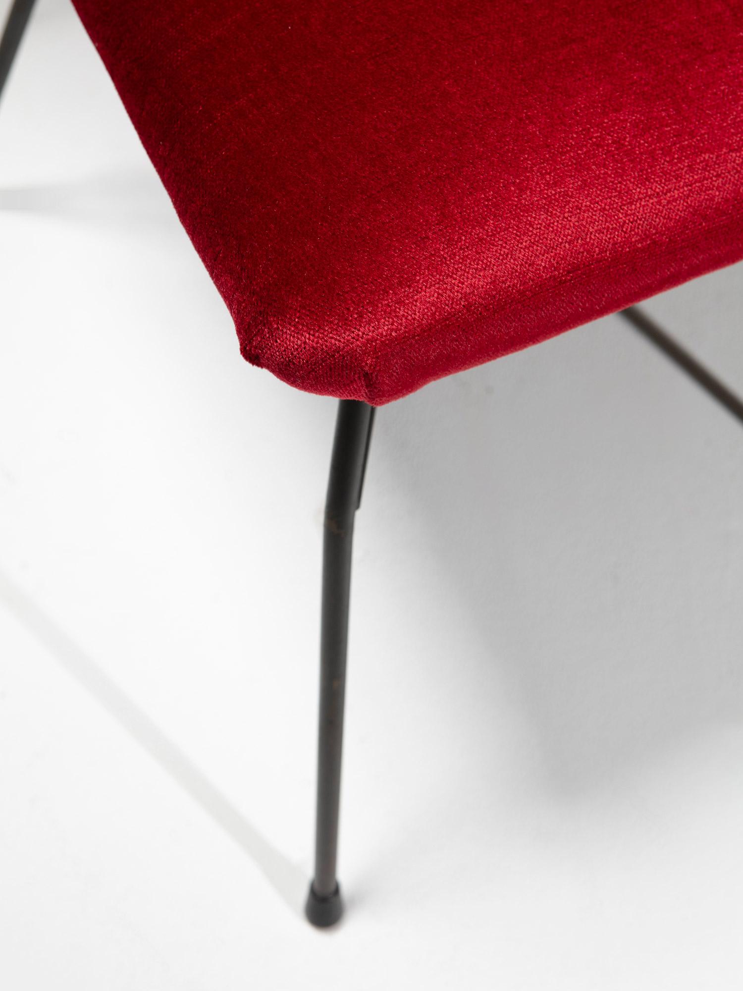 Paar rote Samtstühle 