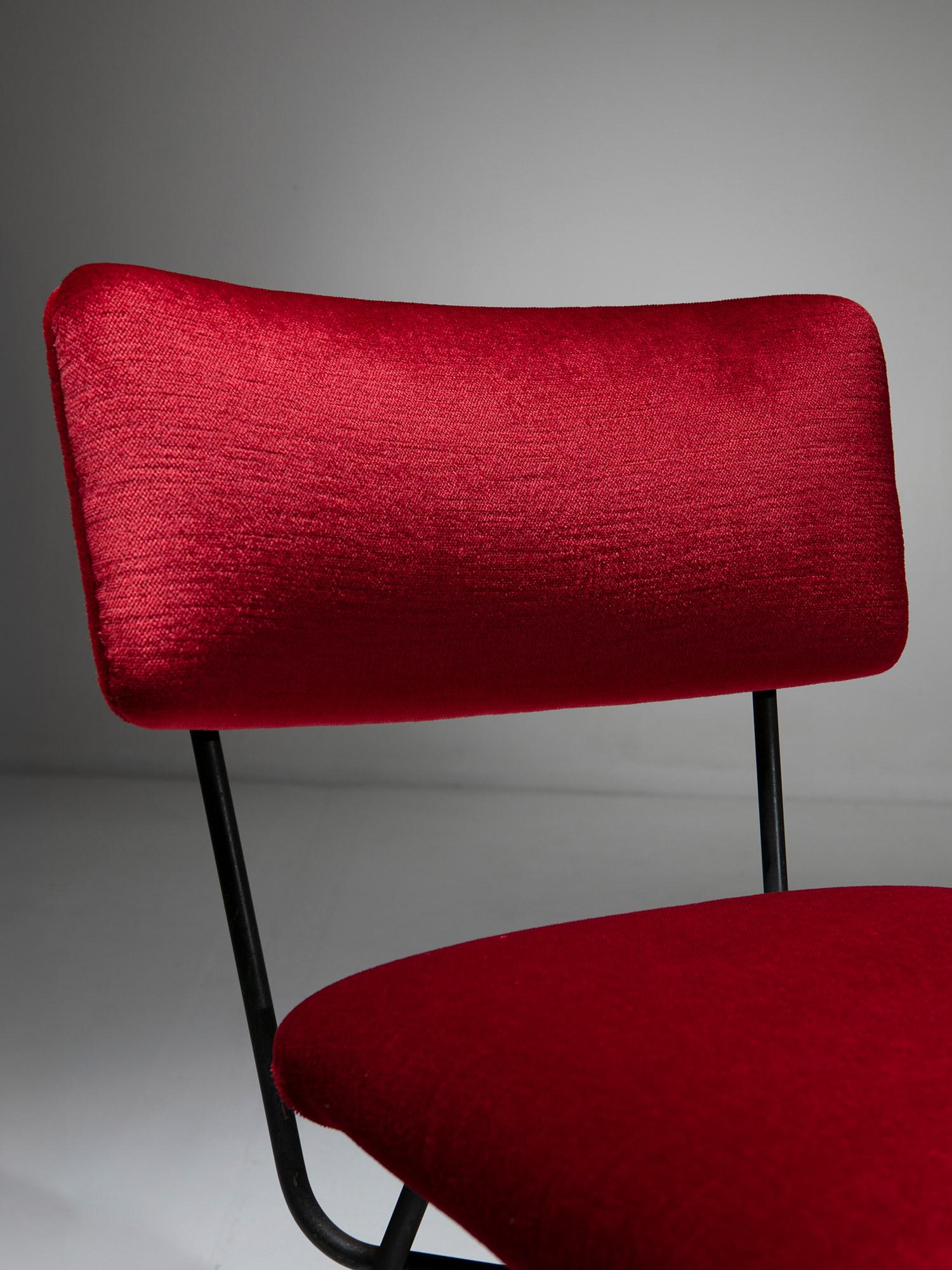 Paar rote Samtstühle 