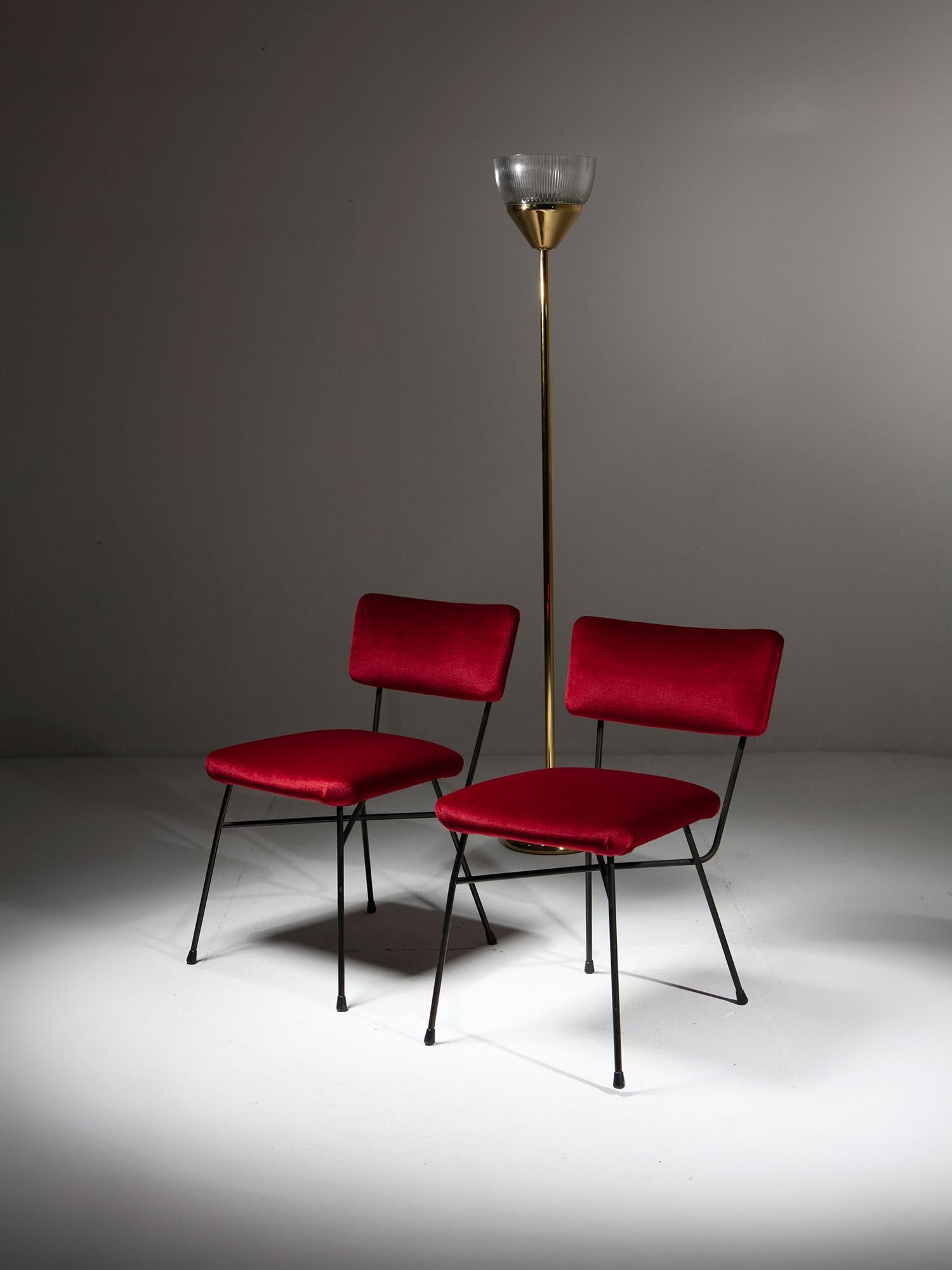 Paar rote Samtstühle 