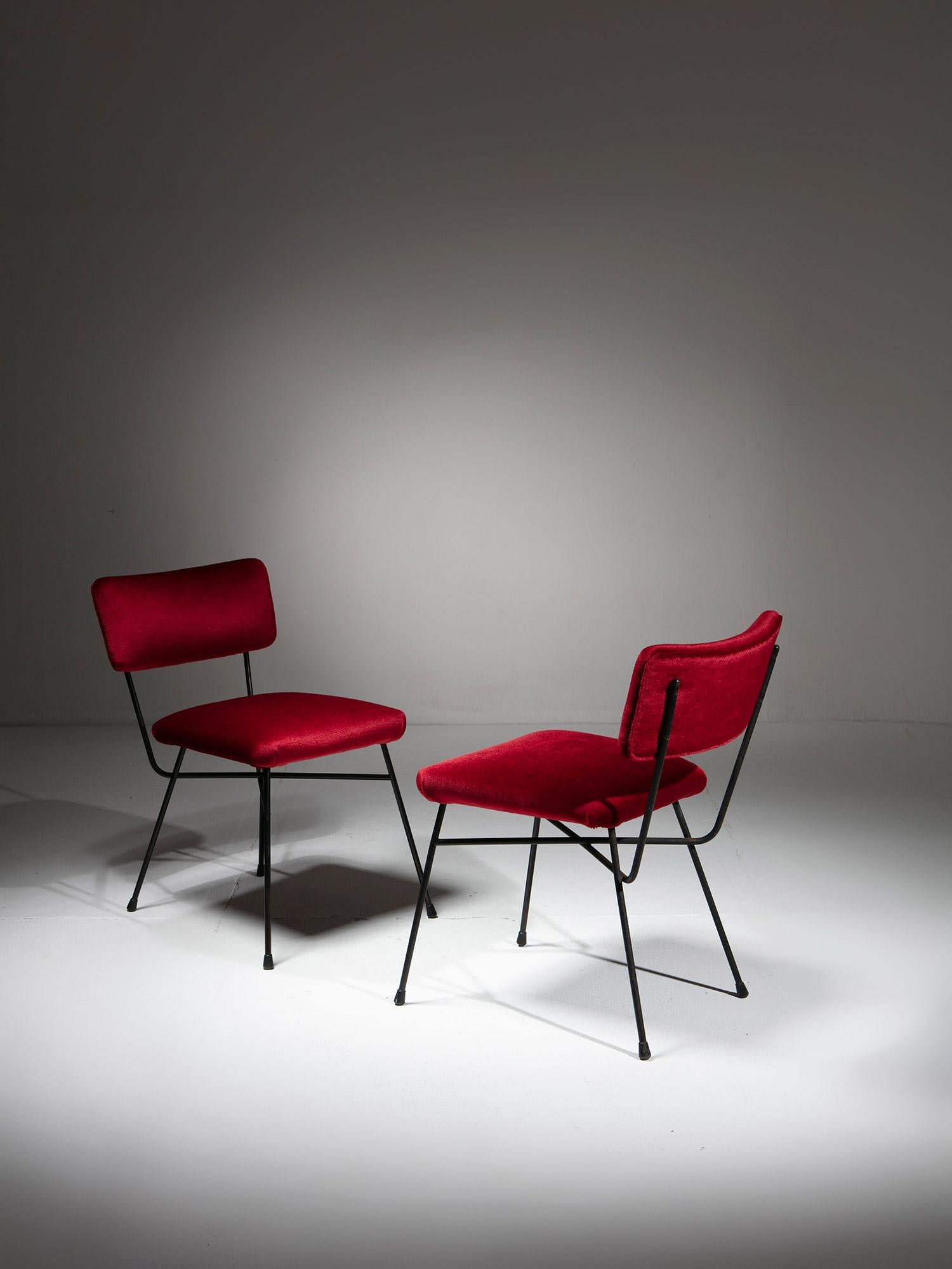 Paar rote Samtstühle 