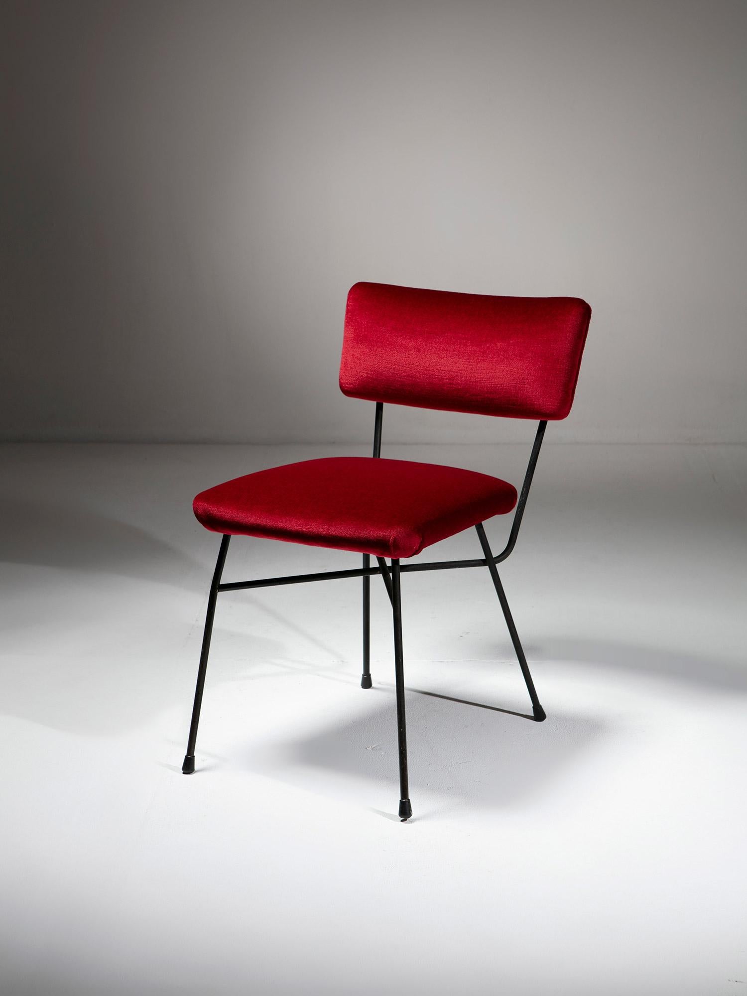 Paar rote Samtstühle 