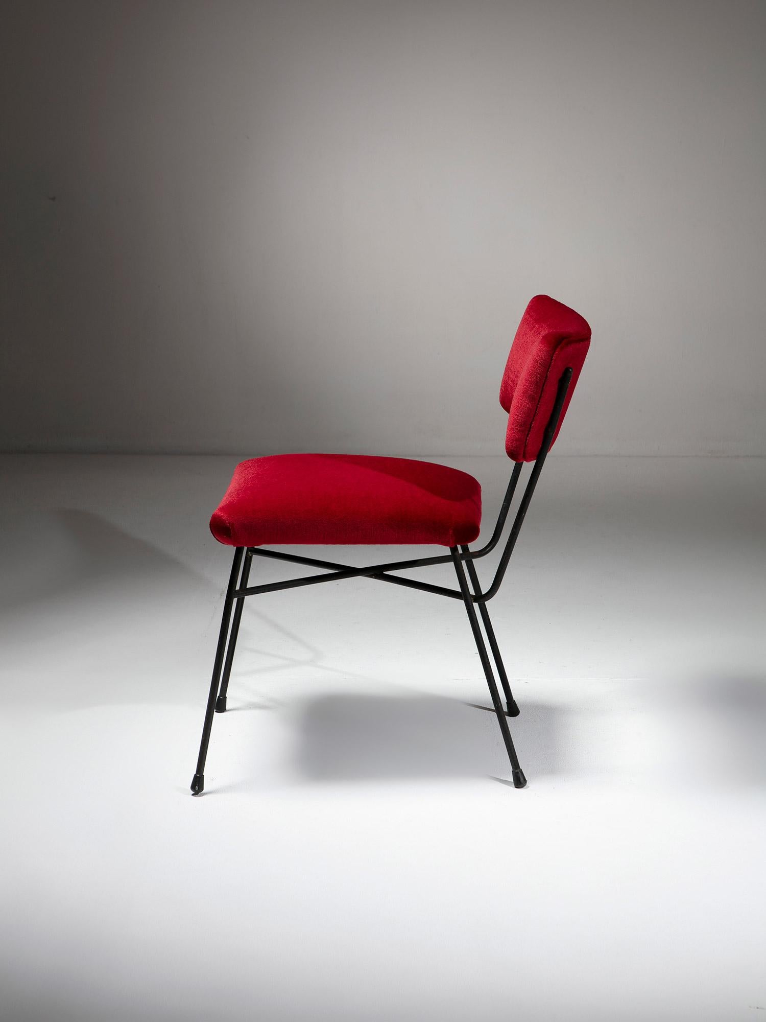 Paar rote Samtstühle 