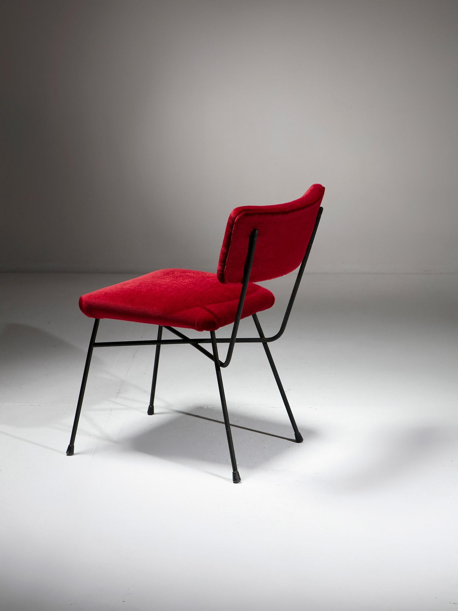 Paar rote Samtstühle 