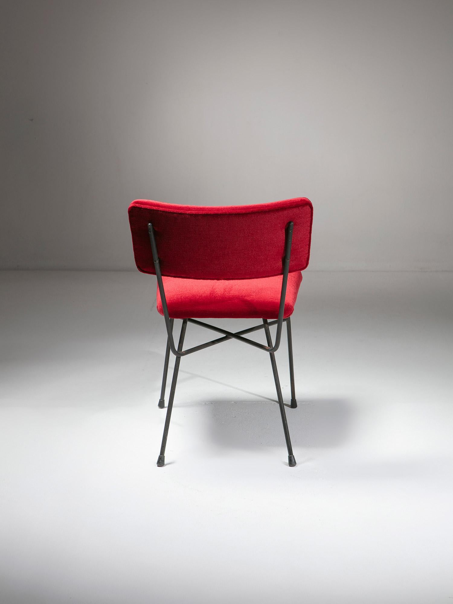 Paar rote Samtstühle 