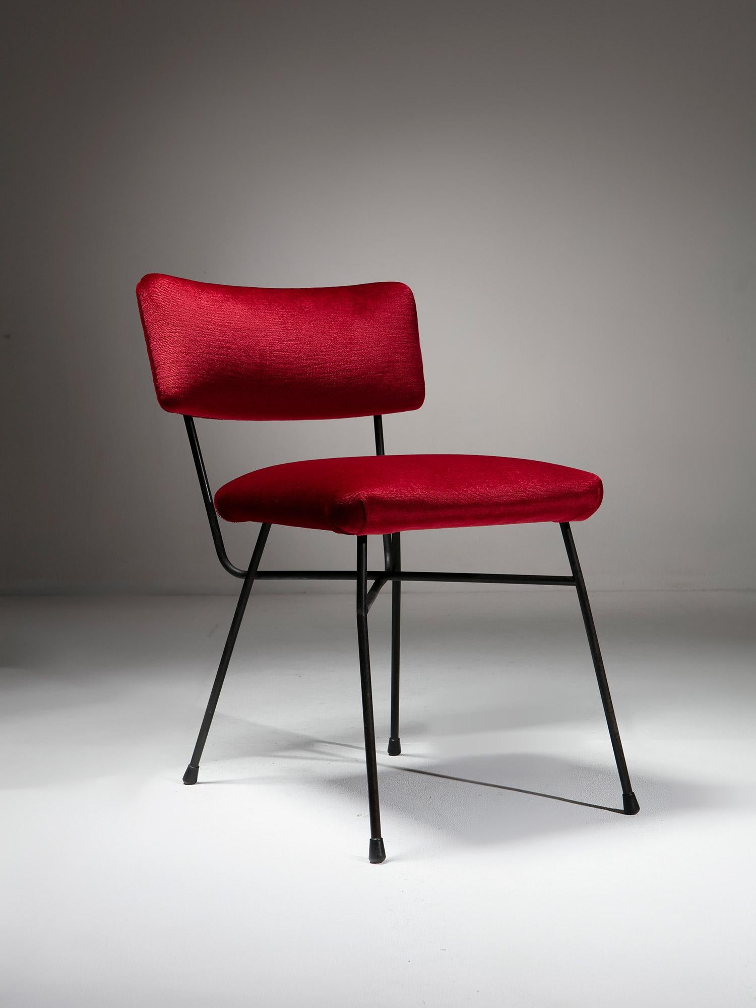 Paar rote Samtstühle 