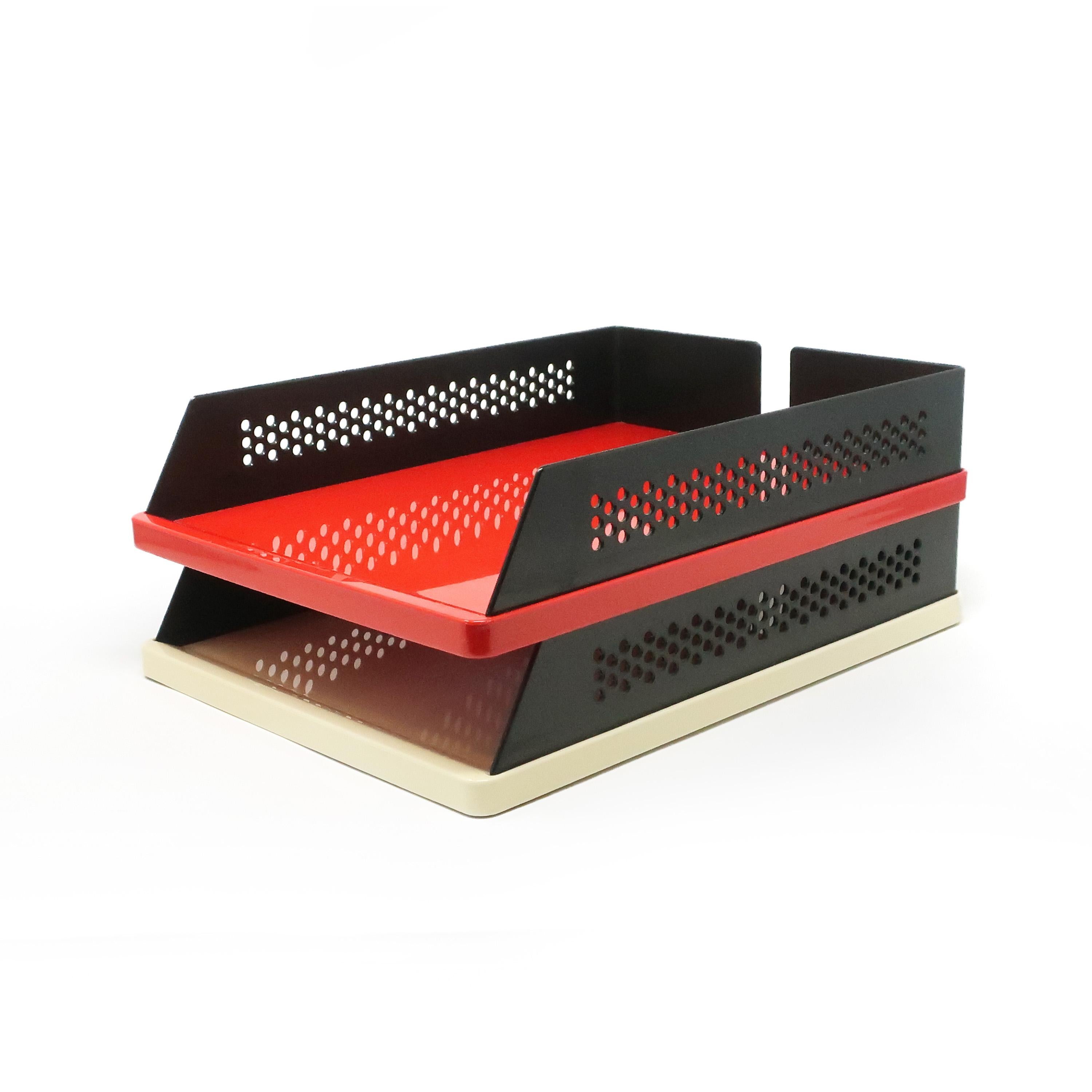 A pair of stylish, stackable red and white plastic letter trays with black accents designed by Raul Barbieri and Giorgio Marianelli for Rexite in 1980. The Babele 940 is 1980s Italian postmodern design at its finest, plus they are stackable and