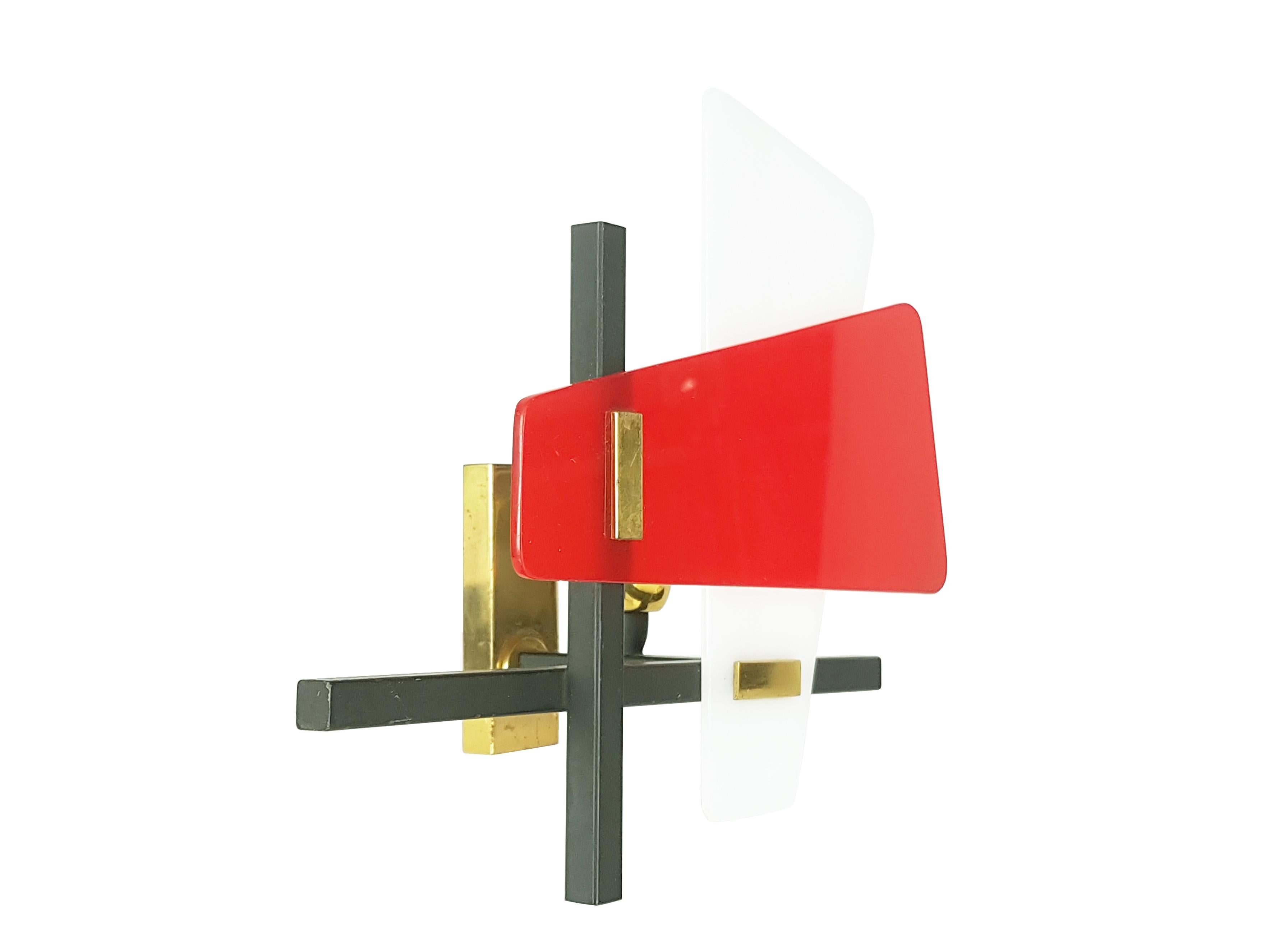 Italian Pair of Red, White Perspex Black Metal & Brass Mid-Century Wall Lamps For Sale