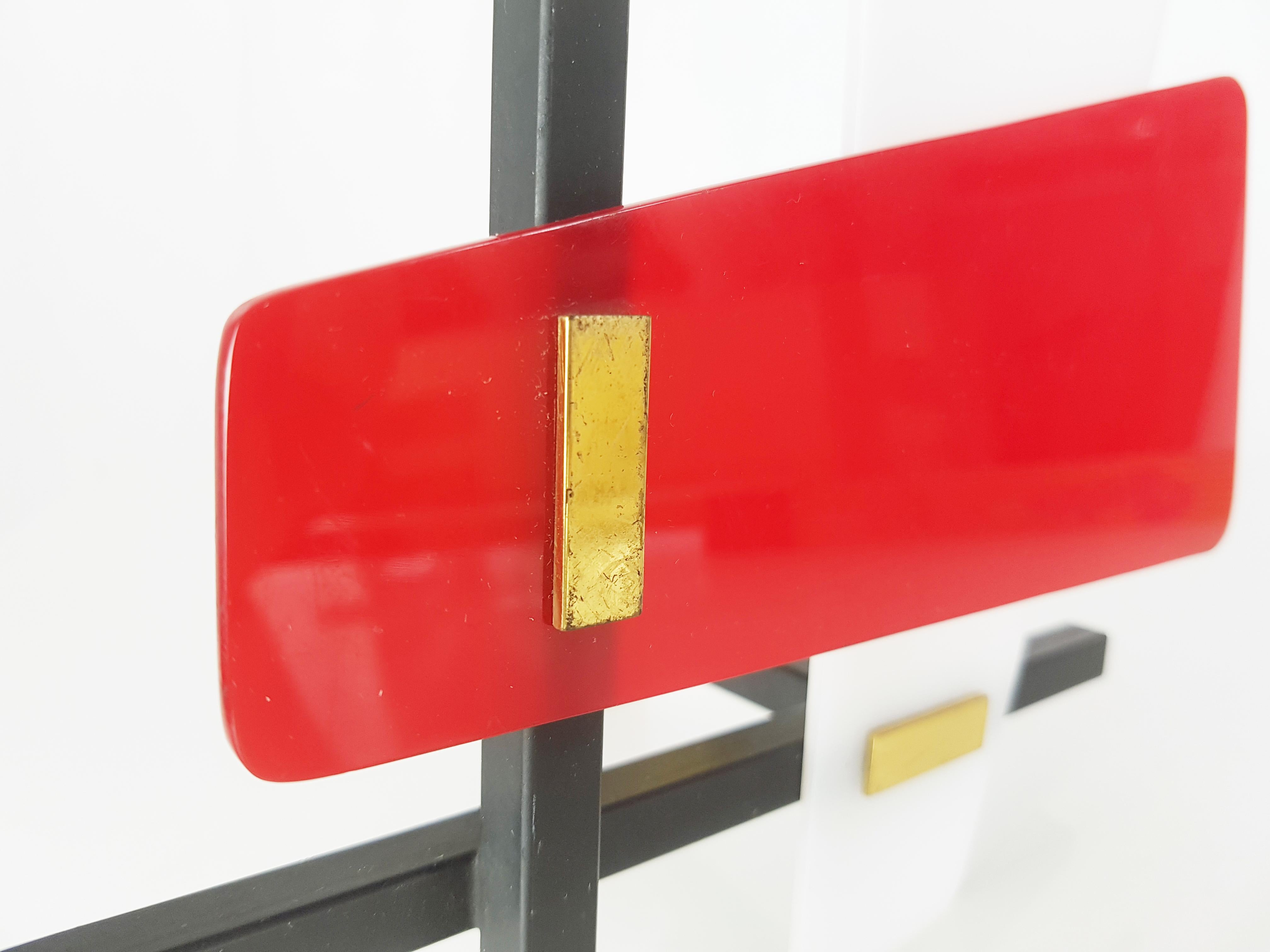 Pair of Red, White Perspex Black Metal & Brass Mid-Century Wall Lamps In Good Condition For Sale In Varese, Lombardia