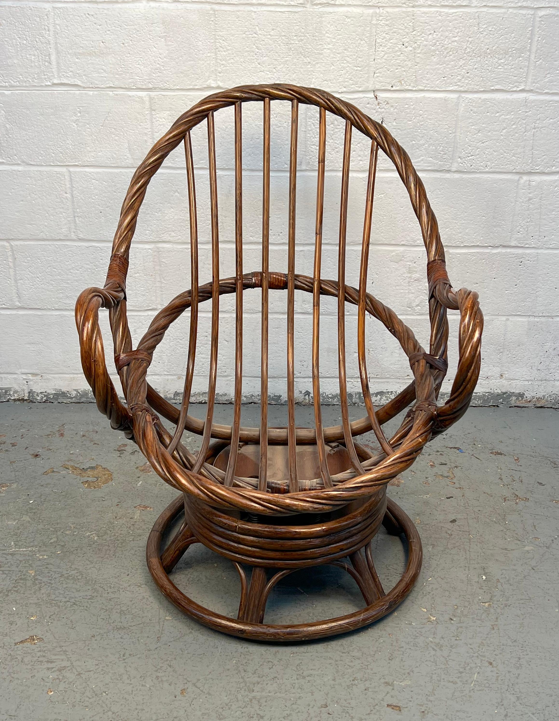 Coppia di sedie girevoli in giunco e bambù in vendita 4