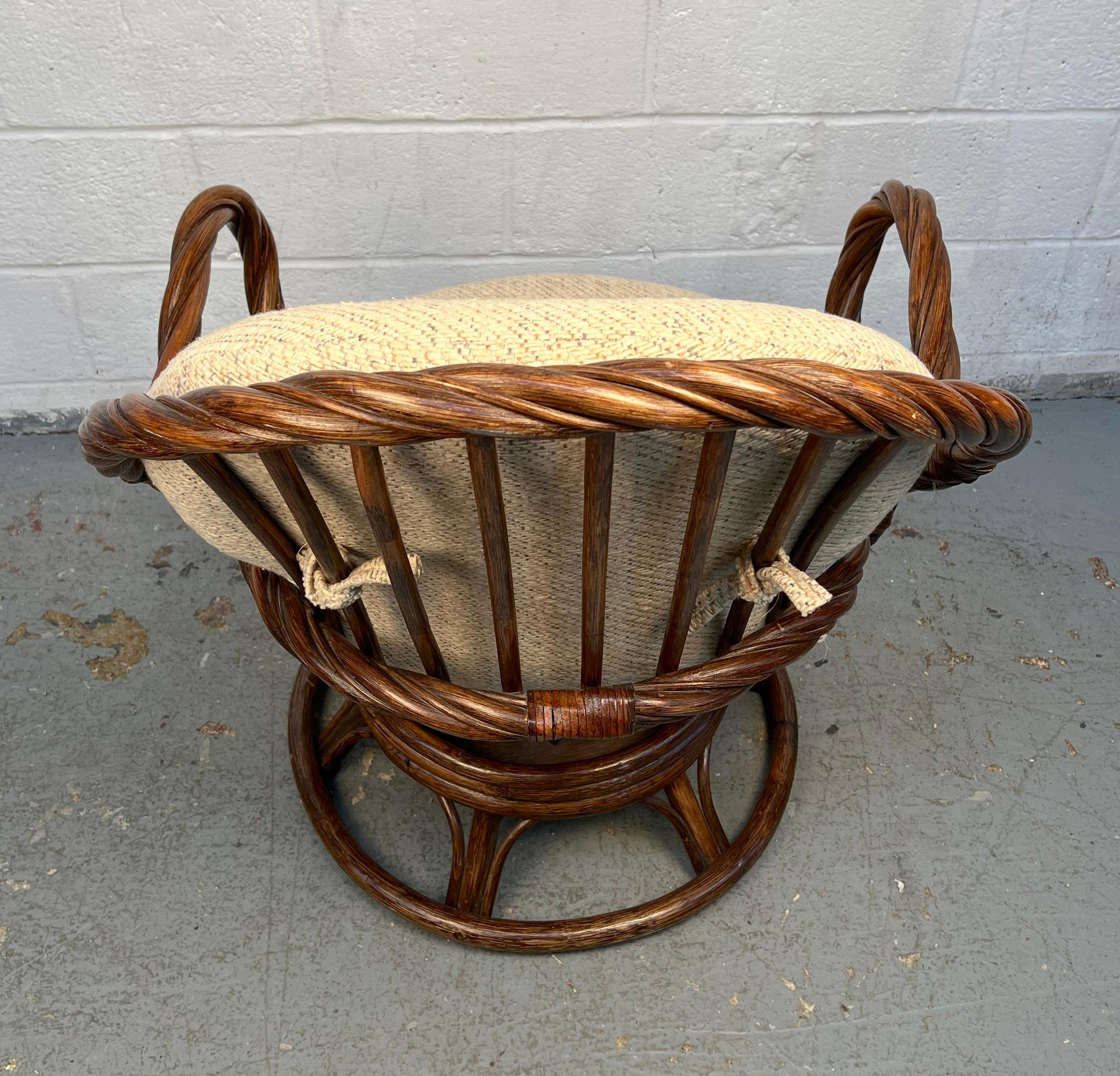 Coppia di sedie girevoli in giunco e bambù in vendita 5