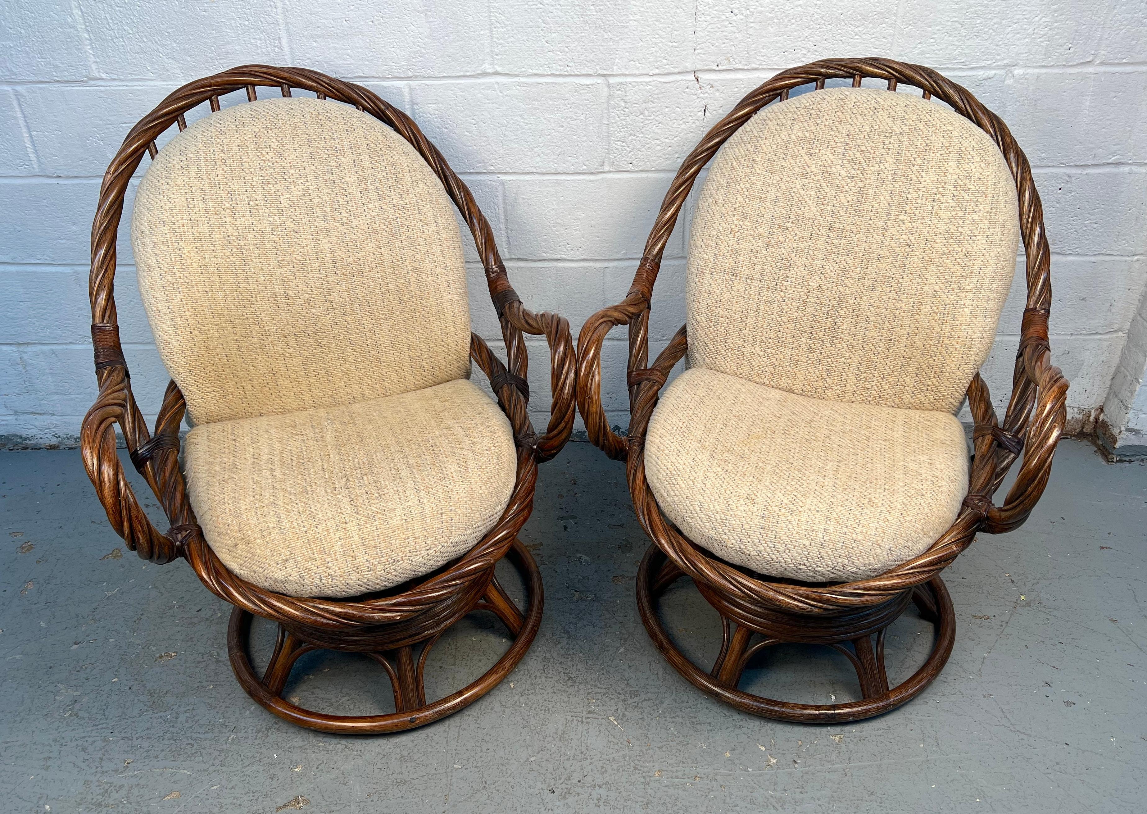 Coppia di sedie girevoli in giunco e bambù In condizioni buone in vendita a Brooklyn, NY
