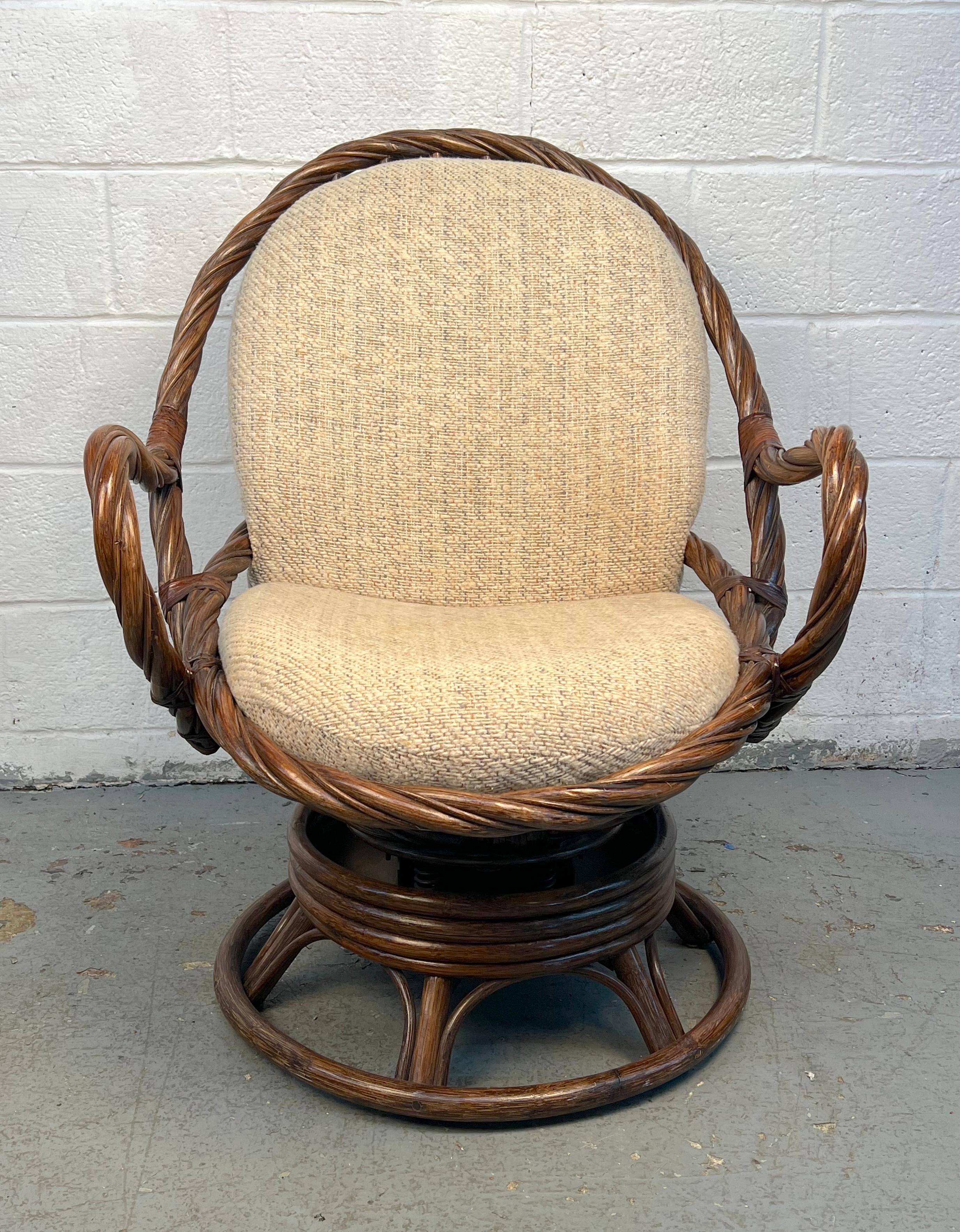 Fine XX secolo Coppia di sedie girevoli in giunco e bambù in vendita