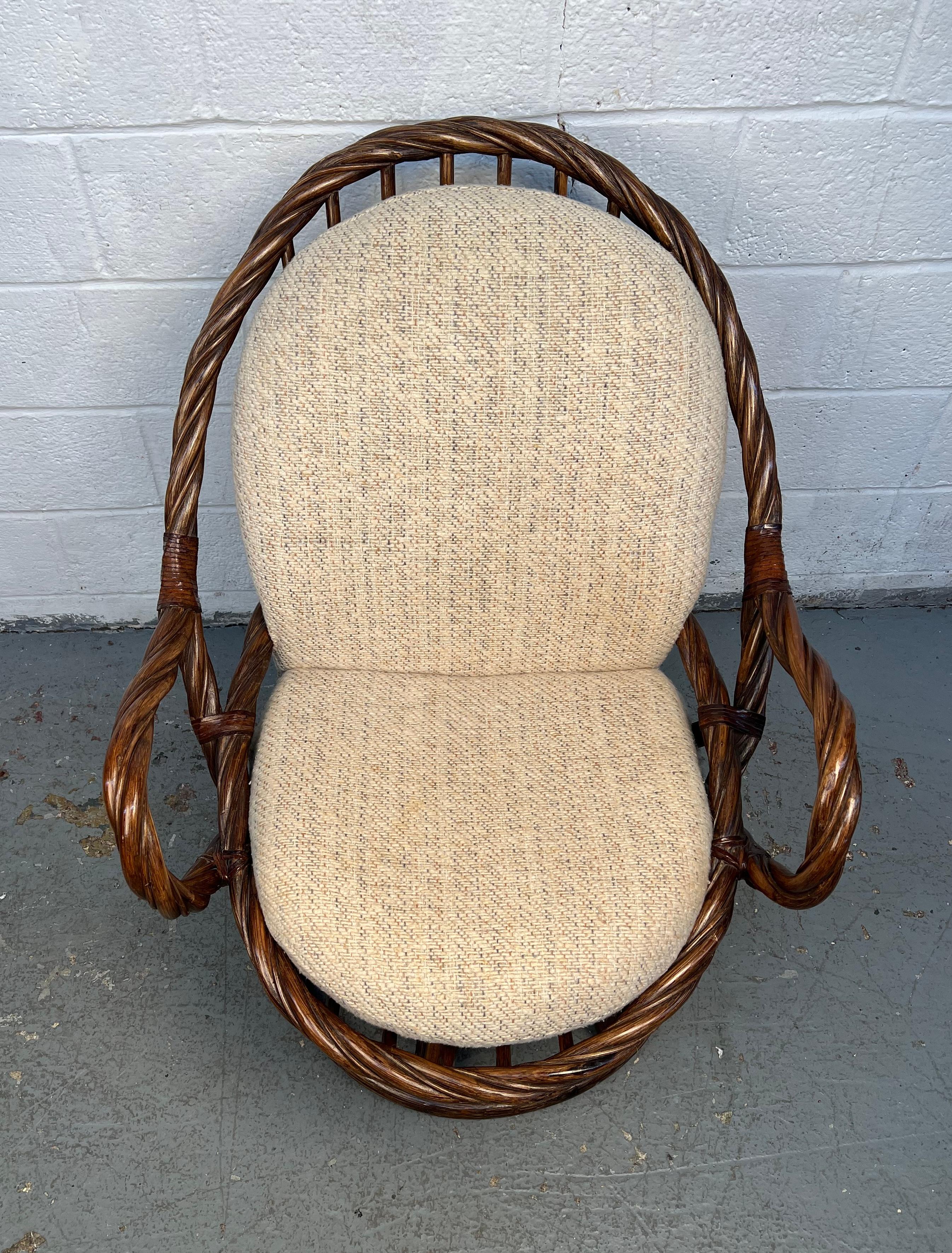 Bambù Coppia di sedie girevoli in giunco e bambù in vendita