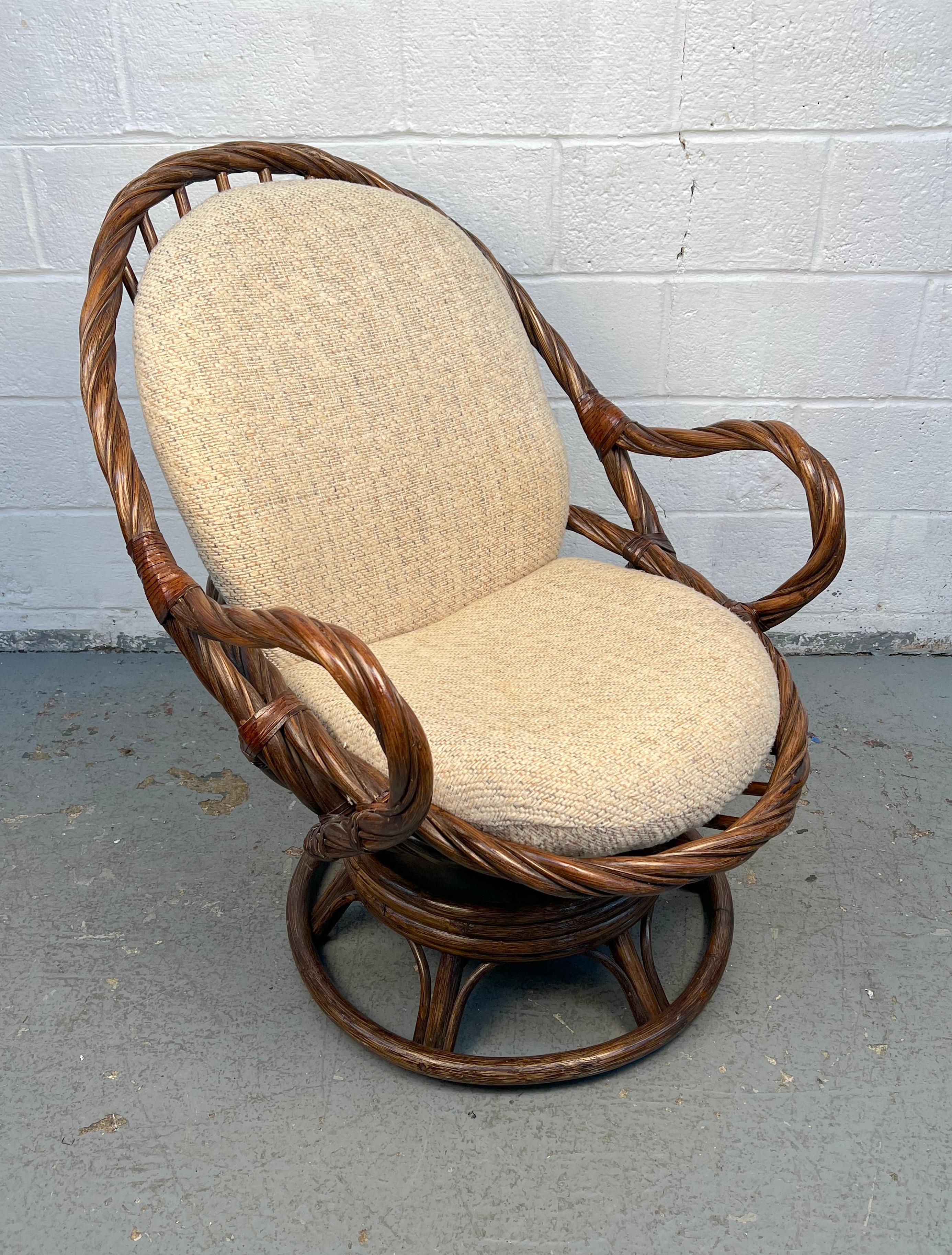 Coppia di sedie girevoli in giunco e bambù in vendita 1