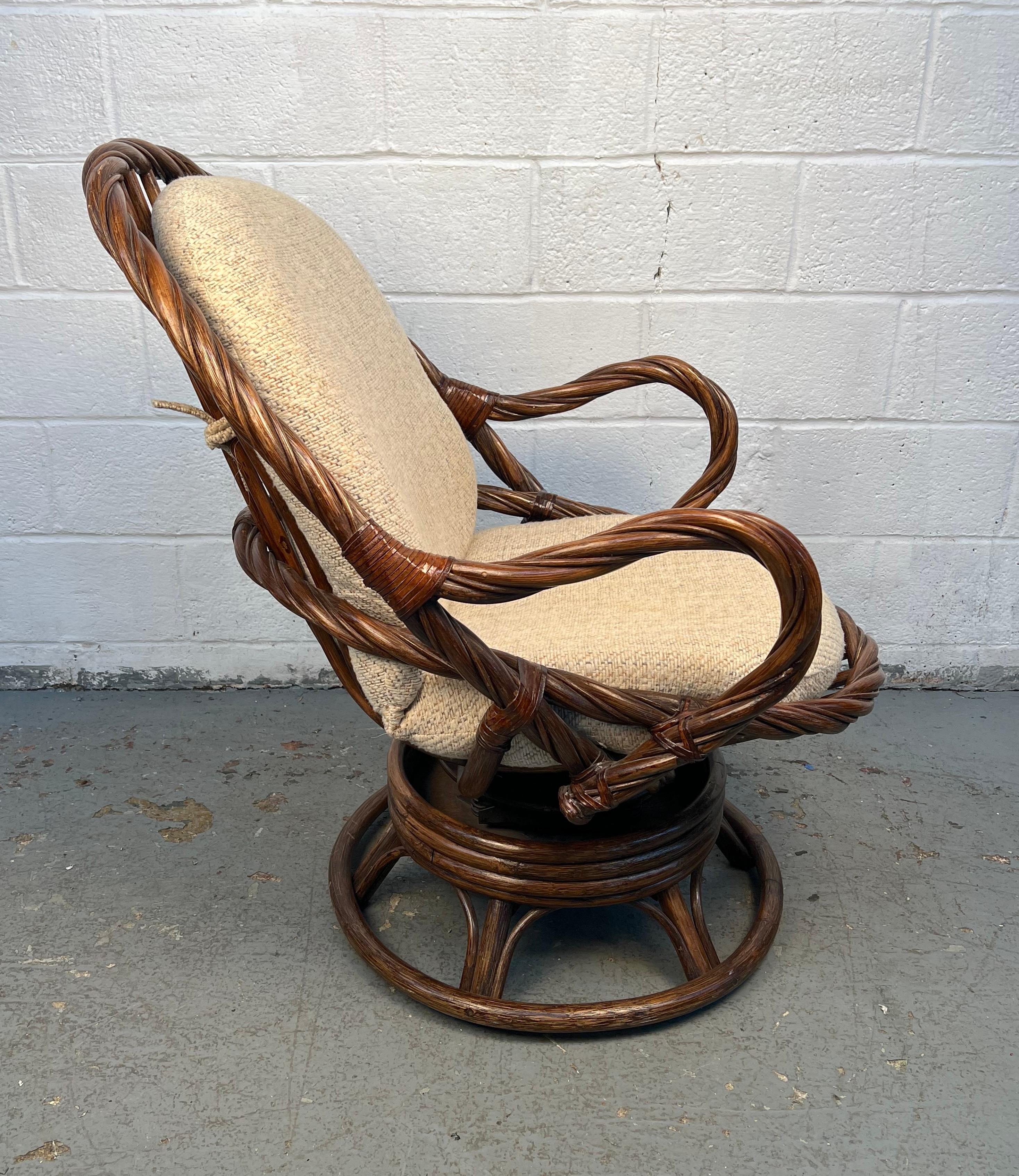 Coppia di sedie girevoli in giunco e bambù in vendita 2