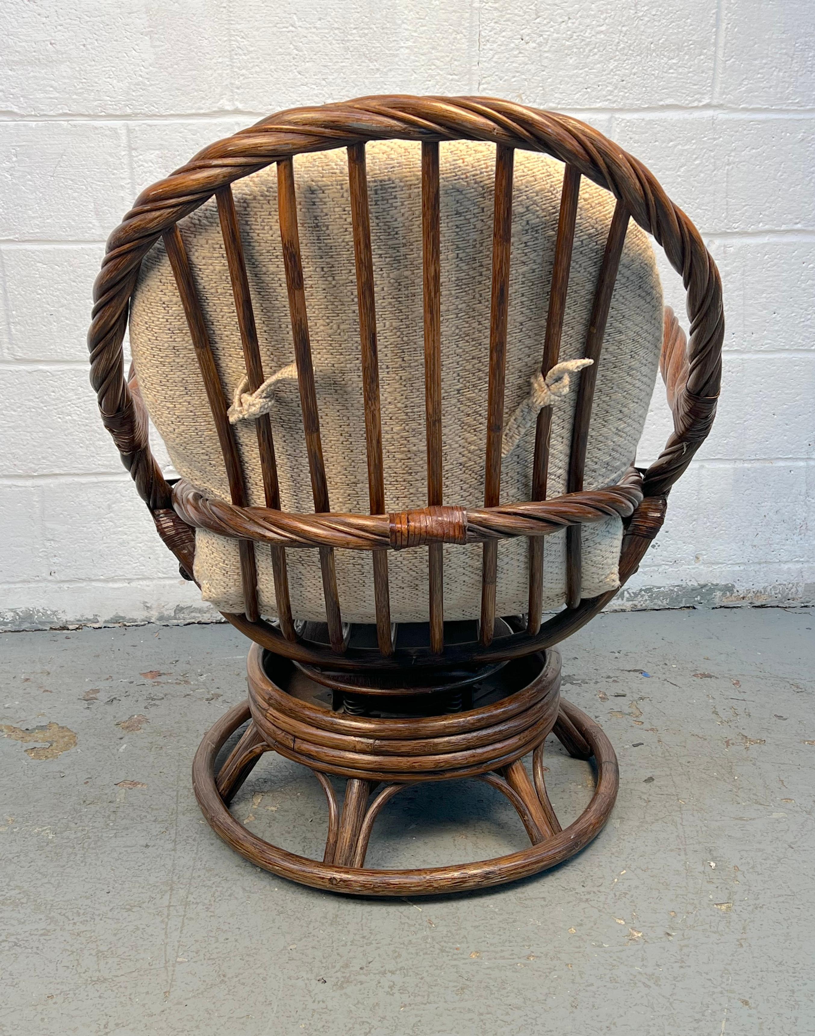 Coppia di sedie girevoli in giunco e bambù in vendita 3