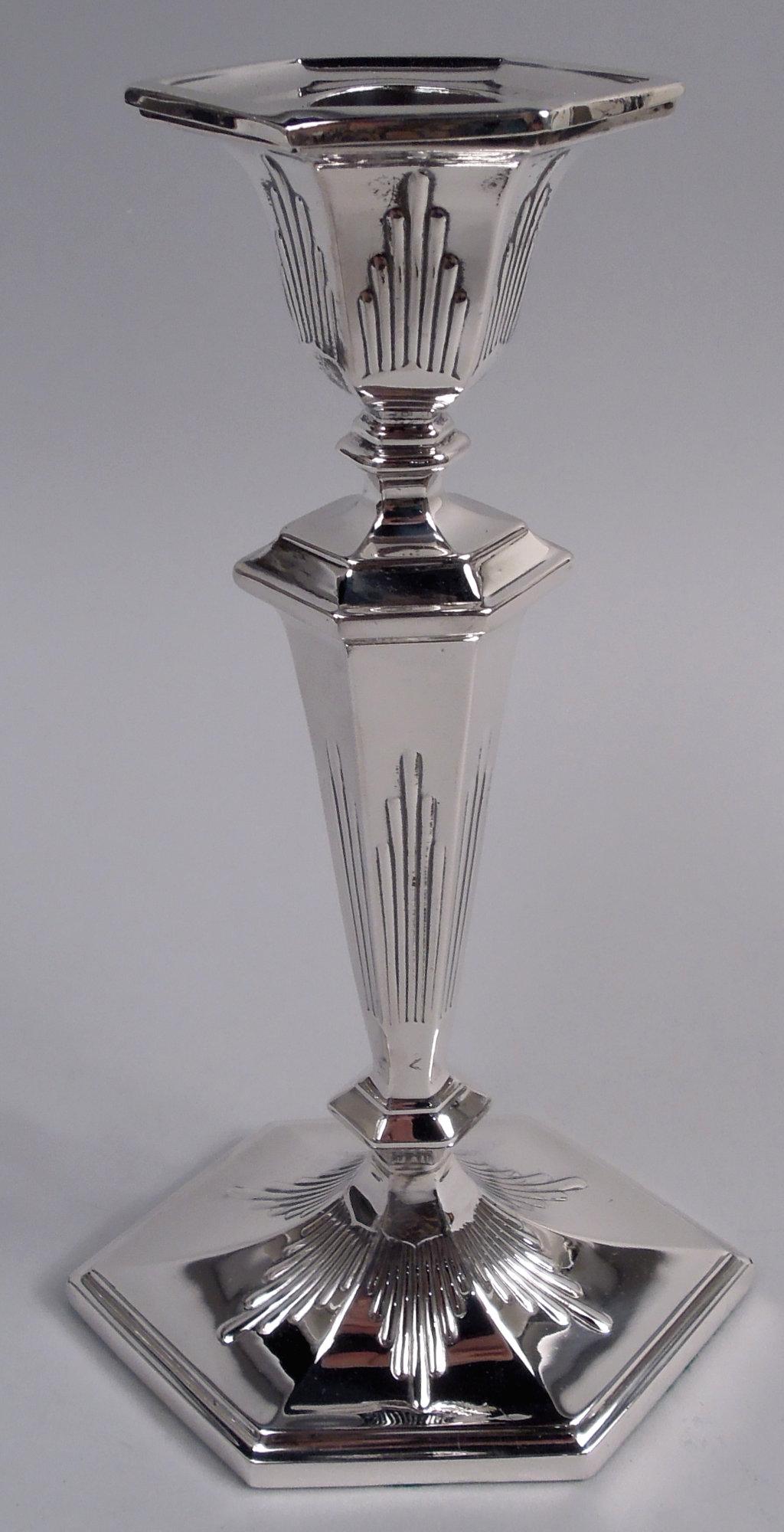 Coppia di eleganti candelieri classici moderni edoardiani in argento sterling. Prodotto da Reed & Barton a Taunton, nel 1910 circa. Ovoidale, sfaccettato e affusolato. Scanalatura asimmetrica a basso rilievo. Completamente marcato con timbro del