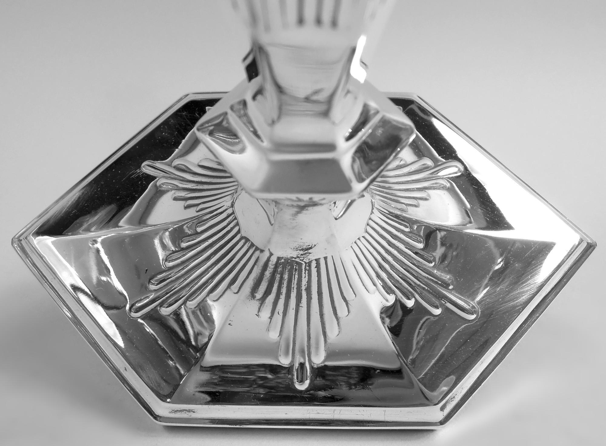 XX secolo Coppia di candelieri classici moderni edoardiani di Reed & Barton in vendita