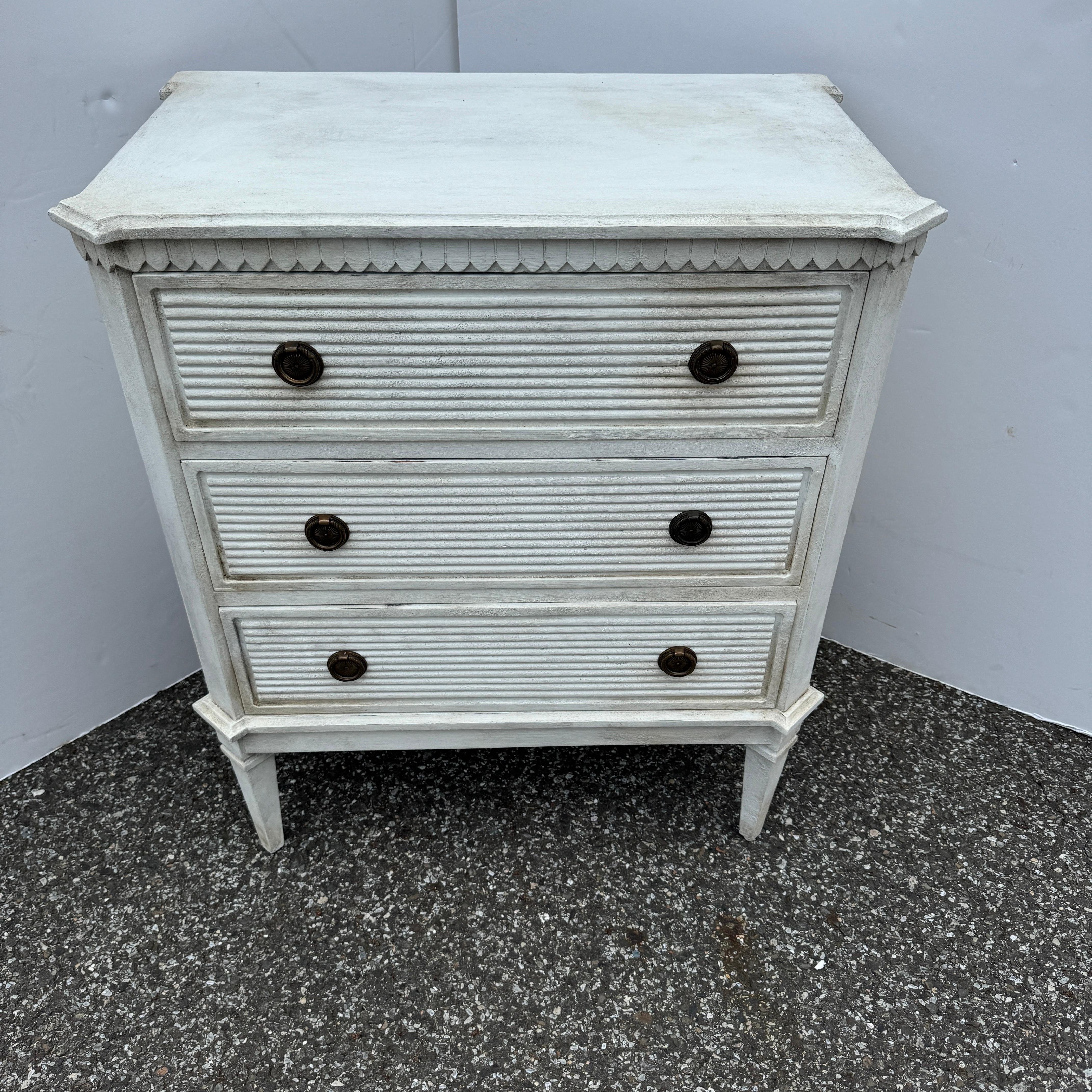 Pair of Reeded Gustavian Style Commodes Chest of Drawers For Sale 5