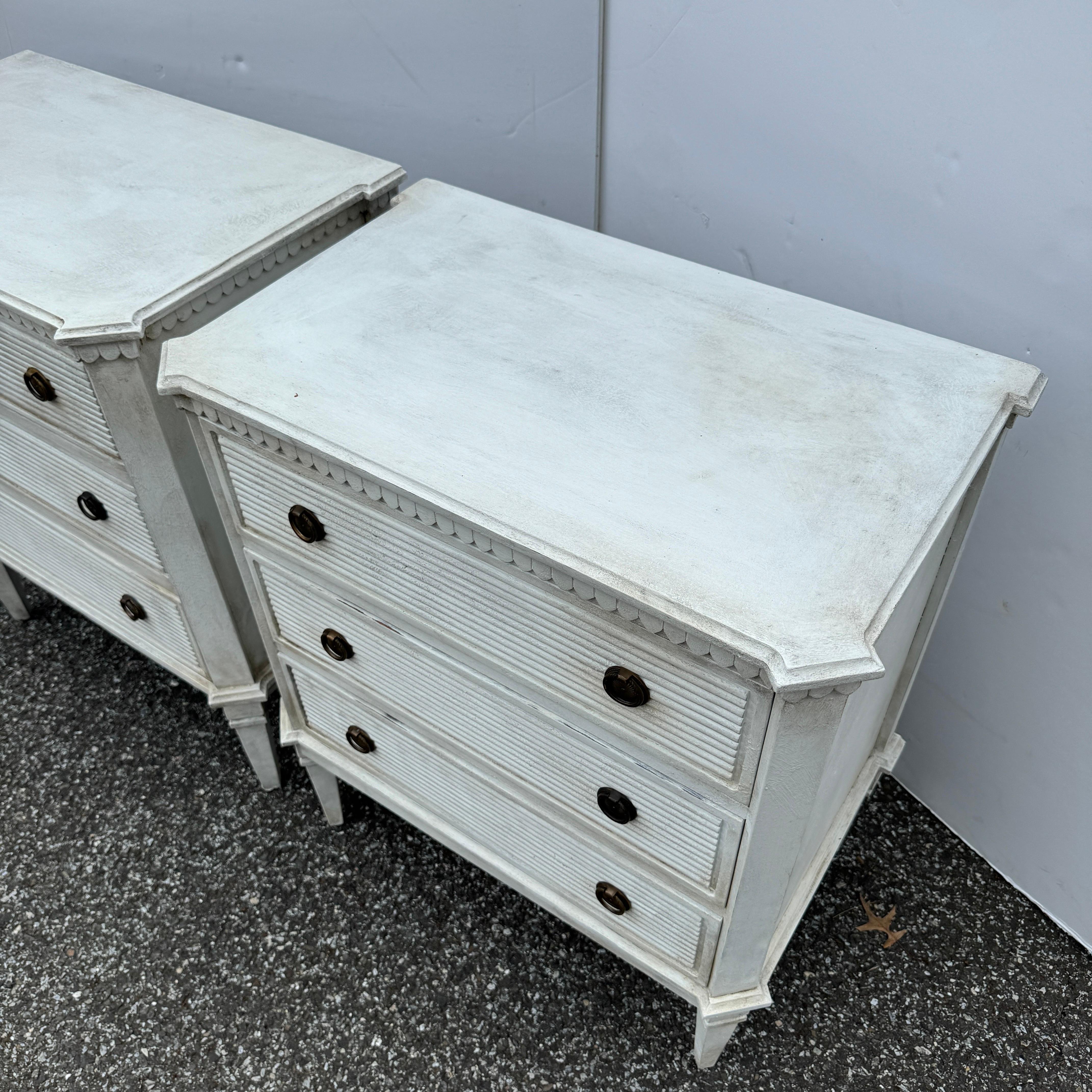 Pair of Reeded Gustavian Style Commodes Chest of Drawers In Good Condition For Sale In Haddonfield, NJ