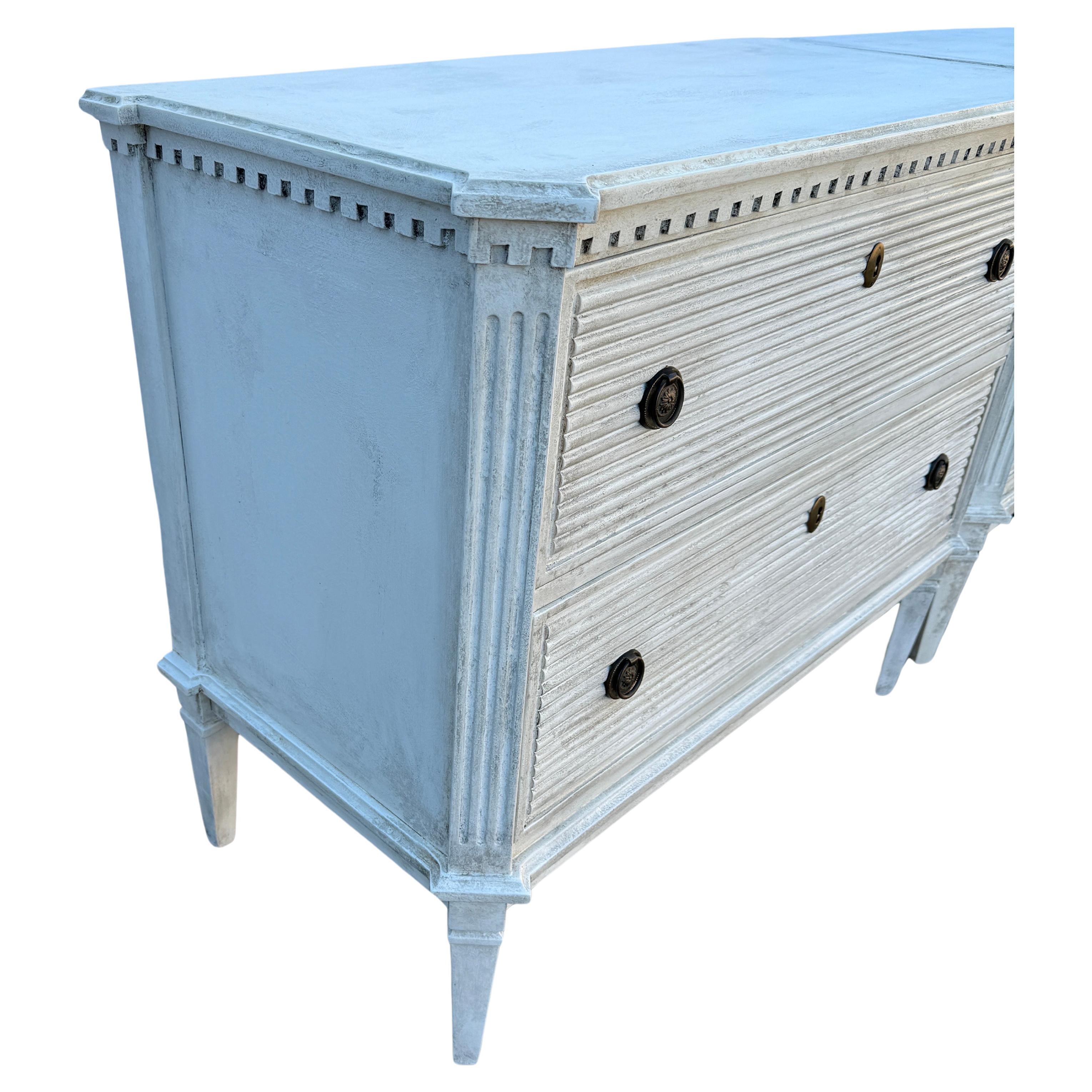 Pair of Reeded Gustavian Style Commodes Chest of Drawers In Good Condition In Haddonfield, NJ