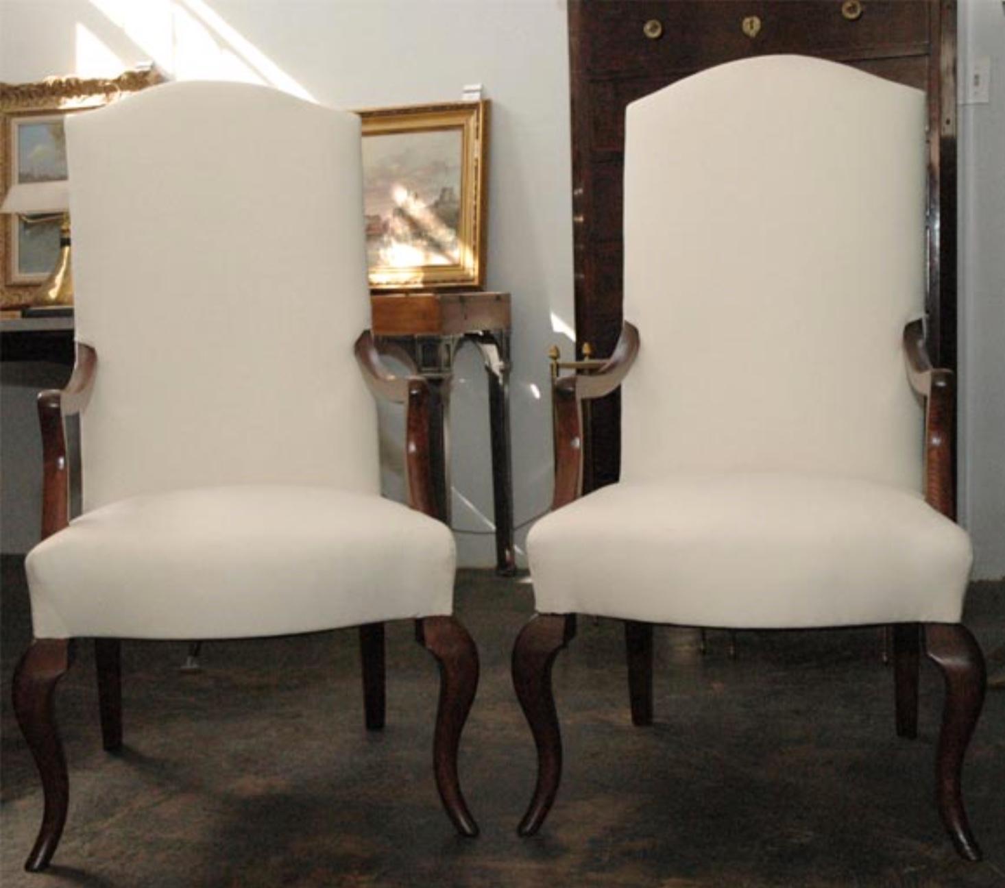 Perfekt proportioniertes Paar hoher Sessel des berühmten französischen Möbeldesigners und Innenarchitekten Jean-Charles Moreux aus den 1940er Jahren. Perfekt für ein schickes Wohnzimmer im Pariser Stil.

Referenz: Jean-Charles Moreux,