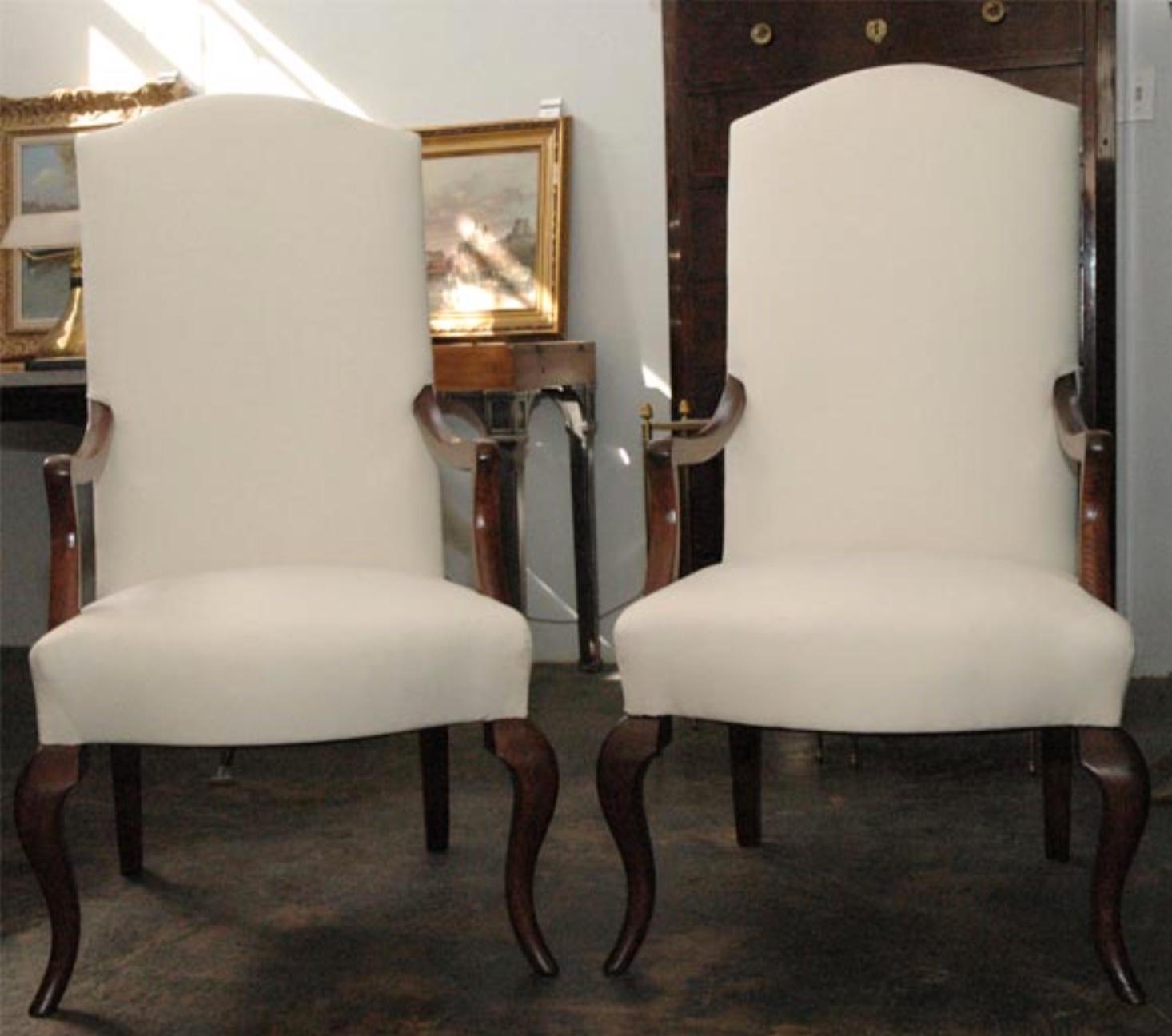 Coppia di poltrone alte dalle proporzioni perfette, realizzate dal famoso designer di mobili e arredatore francese degli anni '40 Jean-Charles Moreux. Perfetto per un salotto chic in stile parigino.

Riferimenti: Jean-Charles Moreux,