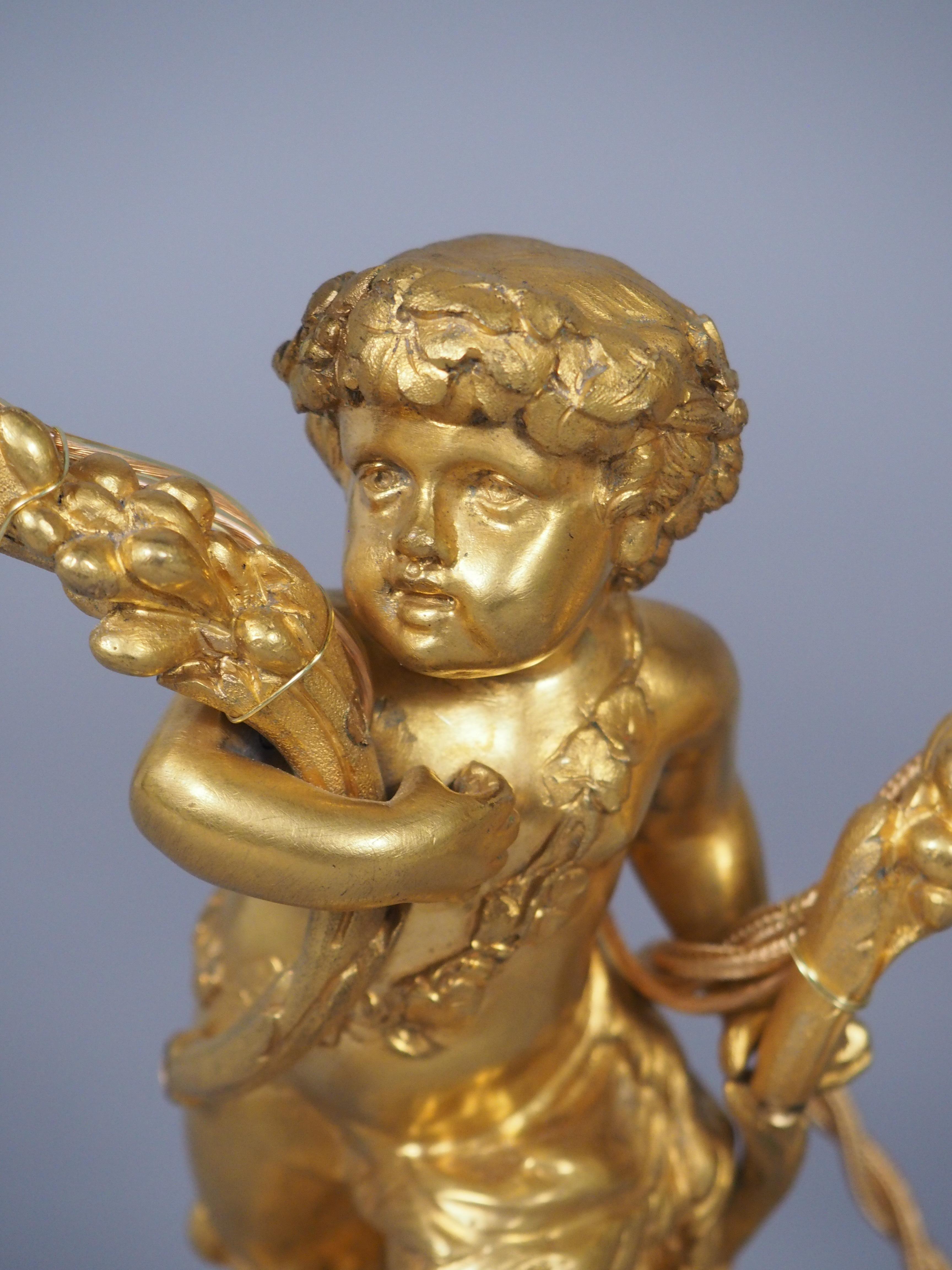 Pareja de refinadas lámparas candelabro de bronce dorado y mármol estilo Luis XVI de C. 1850 en venta 3