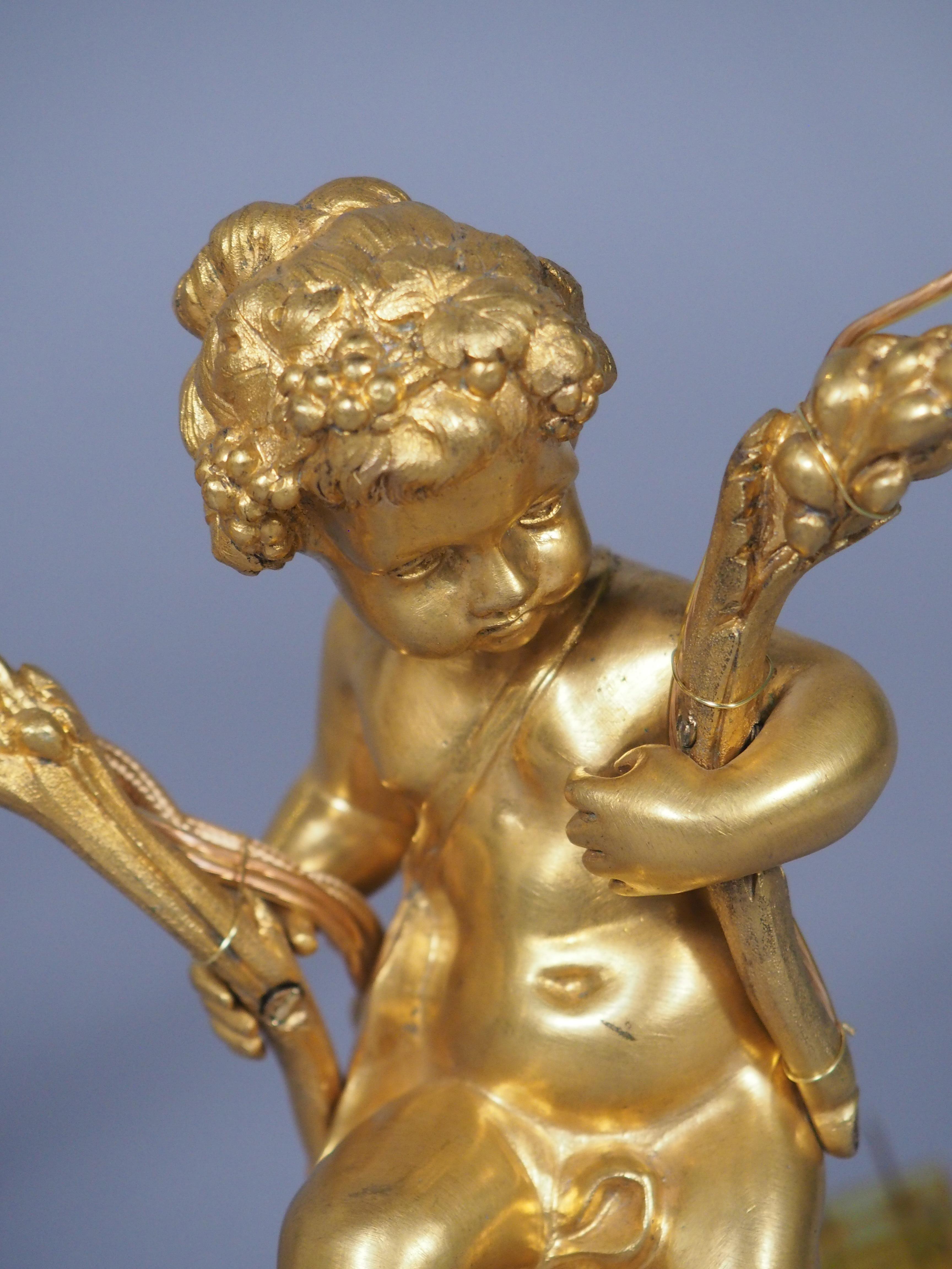 Pareja de refinadas lámparas candelabro de bronce dorado y mármol estilo Luis XVI de C. 1850 en venta 4