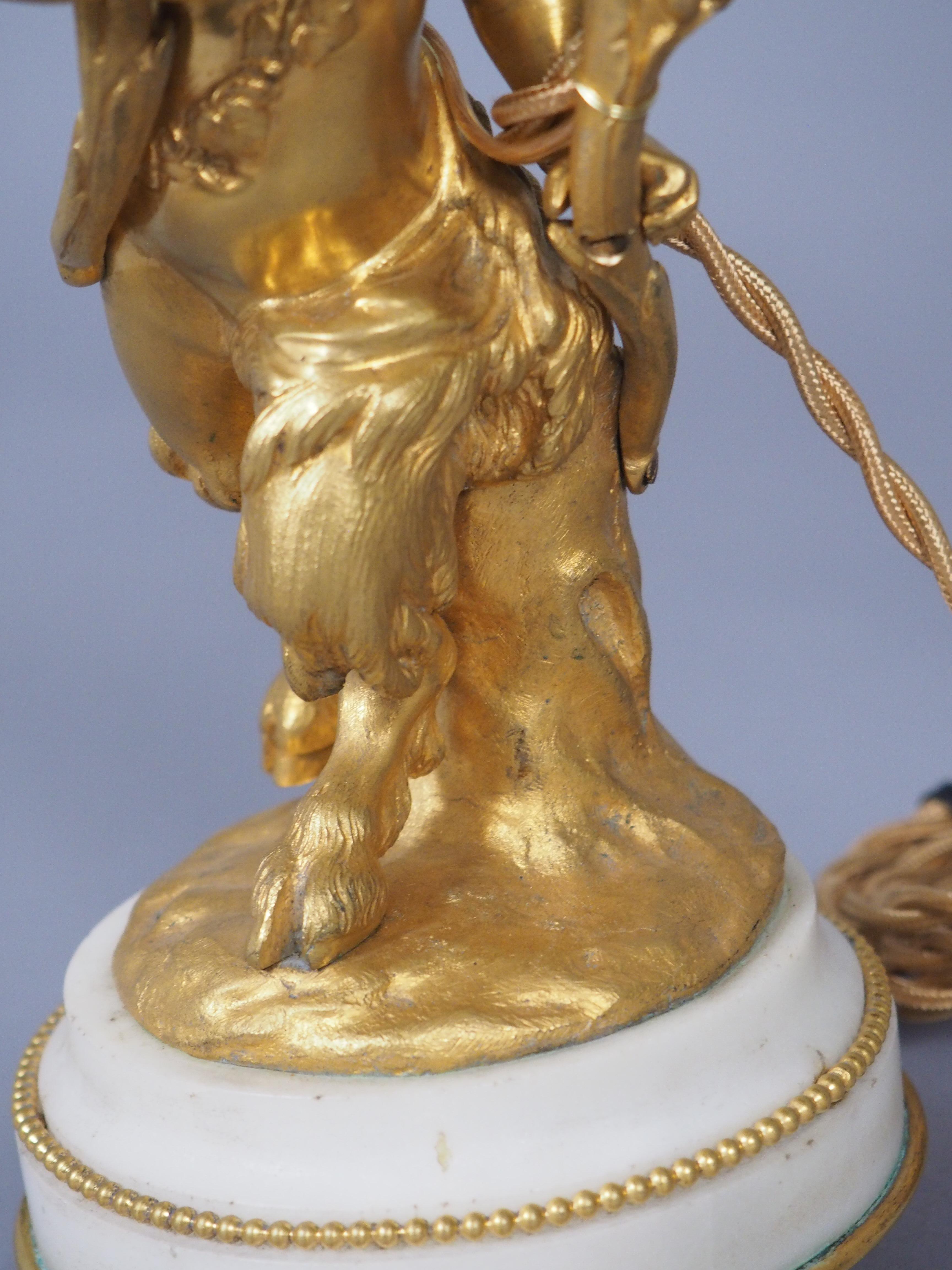 Pareja de refinadas lámparas candelabro de bronce dorado y mármol estilo Luis XVI de C. 1850 en venta 5