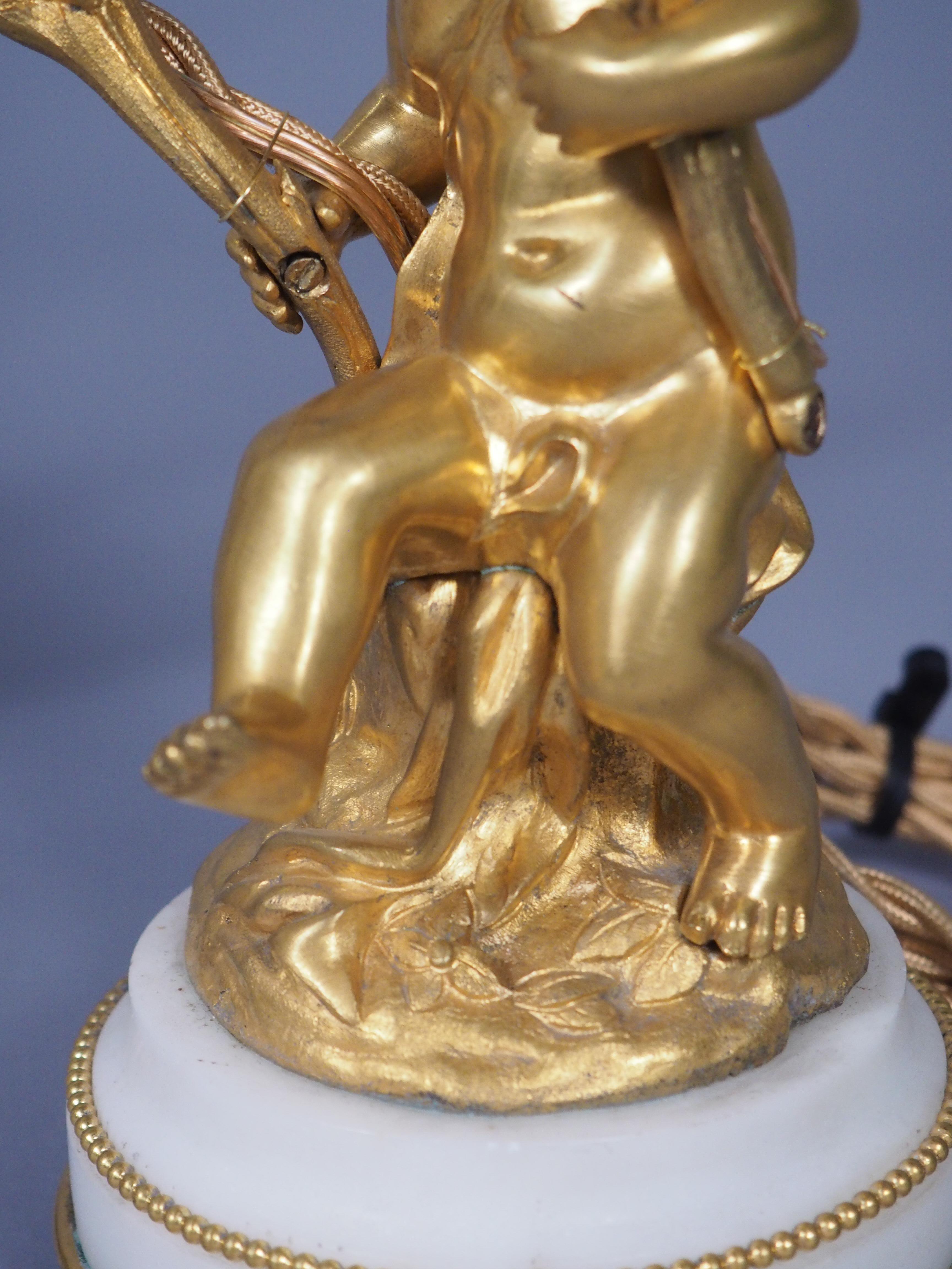 Pareja de refinadas lámparas candelabro de bronce dorado y mármol estilo Luis XVI de C. 1850 en venta 6