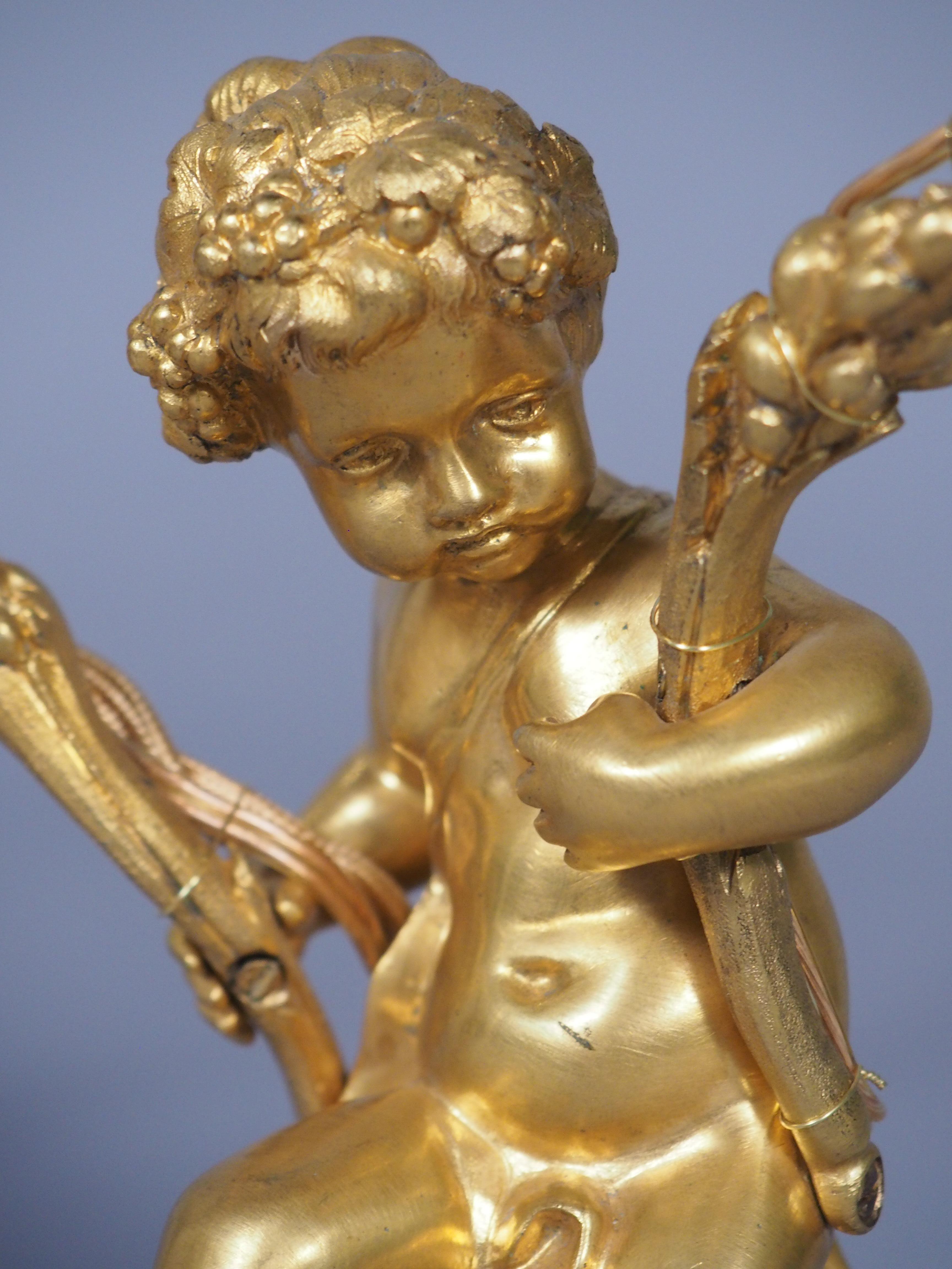 Pareja de refinadas lámparas candelabro de bronce dorado y mármol estilo Luis XVI de C. 1850 en venta 7