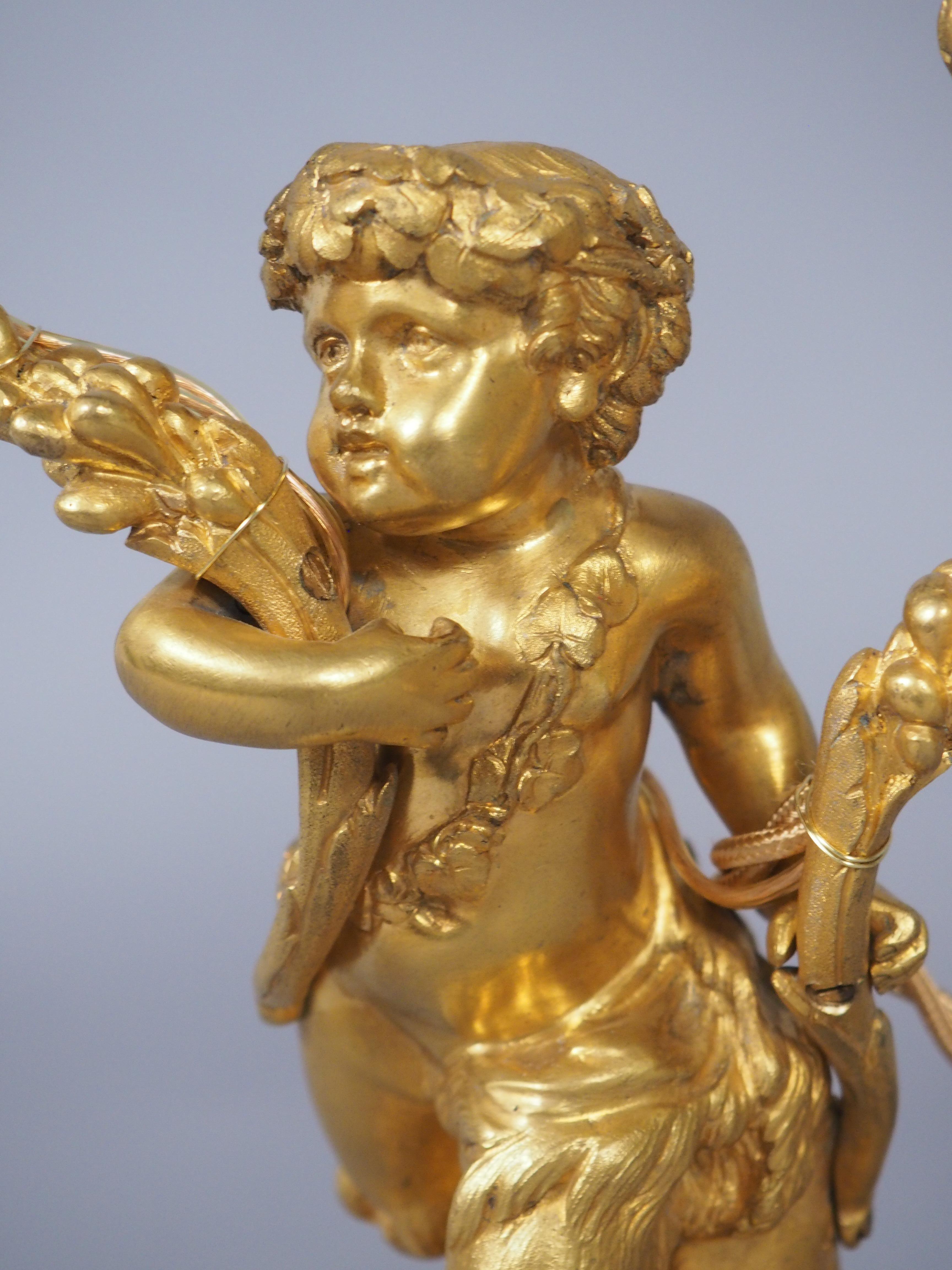 Pareja de refinadas lámparas candelabro de bronce dorado y mármol estilo Luis XVI de C. 1850 en venta 8