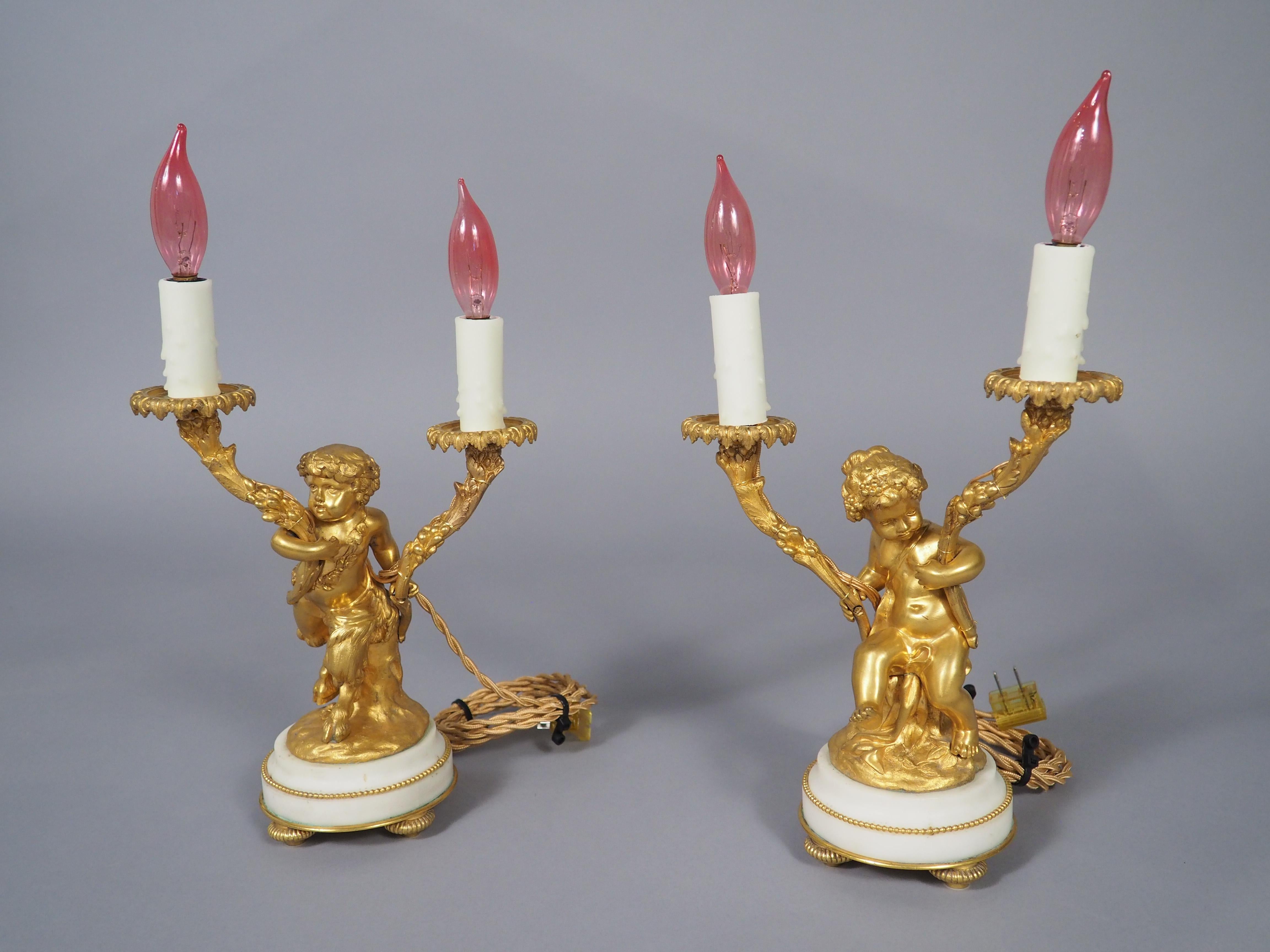 Pareja de refinadas lámparas candelabro de bronce dorado y mármol estilo Luis XVI de C. 1850 en venta 9