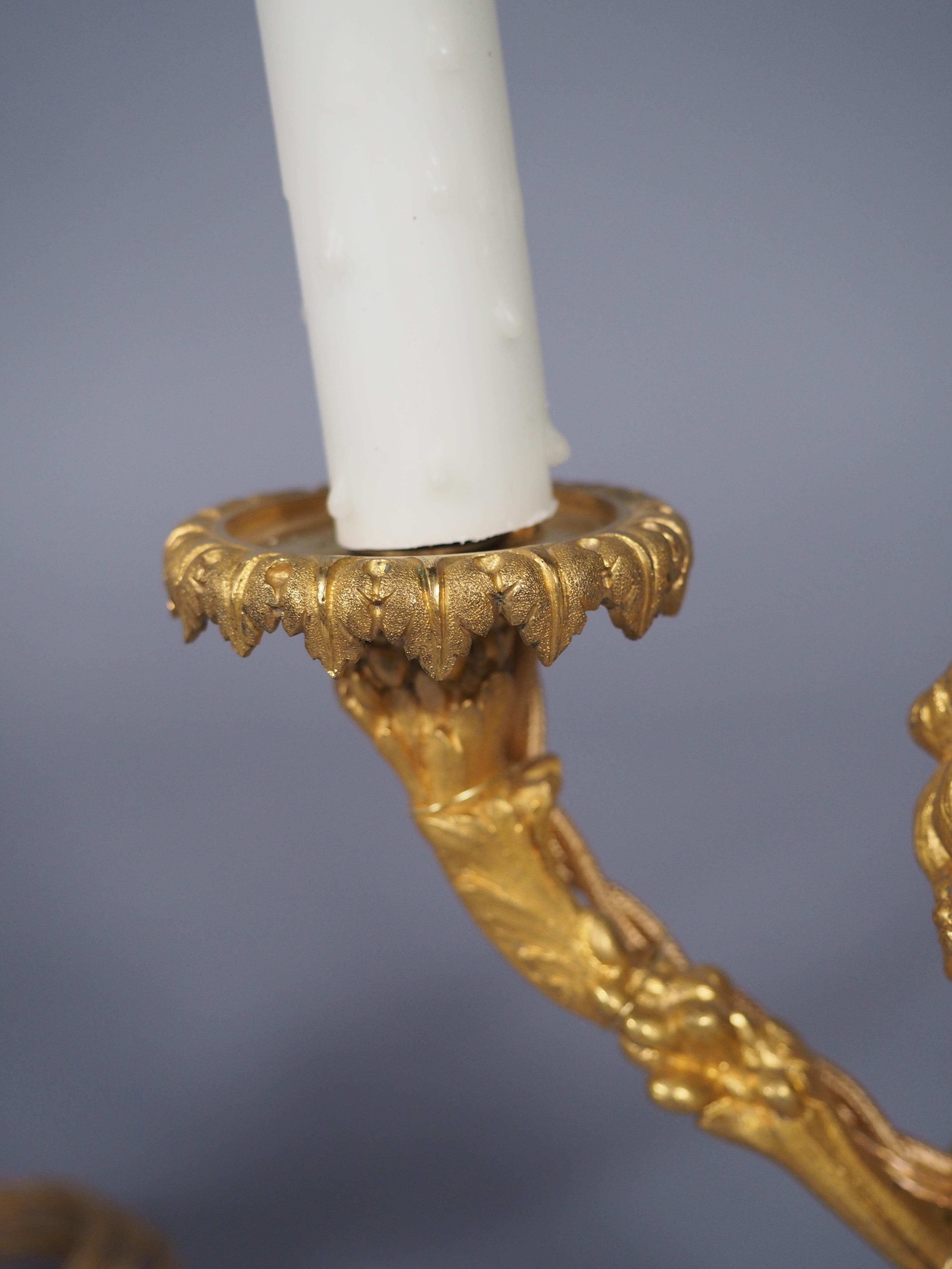 Pareja de refinadas lámparas candelabro de bronce dorado y mármol estilo Luis XVI de C. 1850 en venta 10