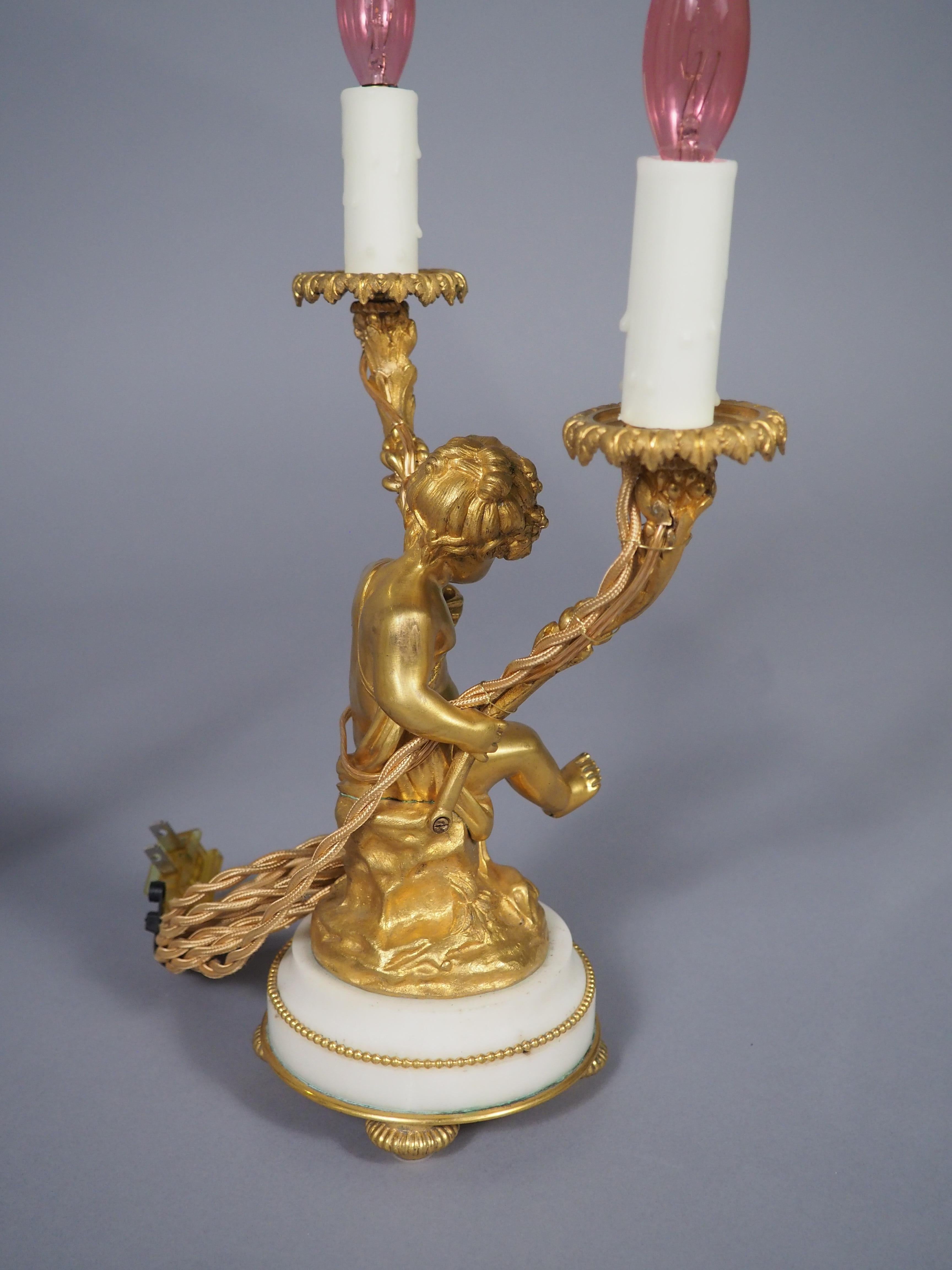 Pareja de refinadas lámparas candelabro de bronce dorado y mármol estilo Luis XVI de C. 1850 en venta 11